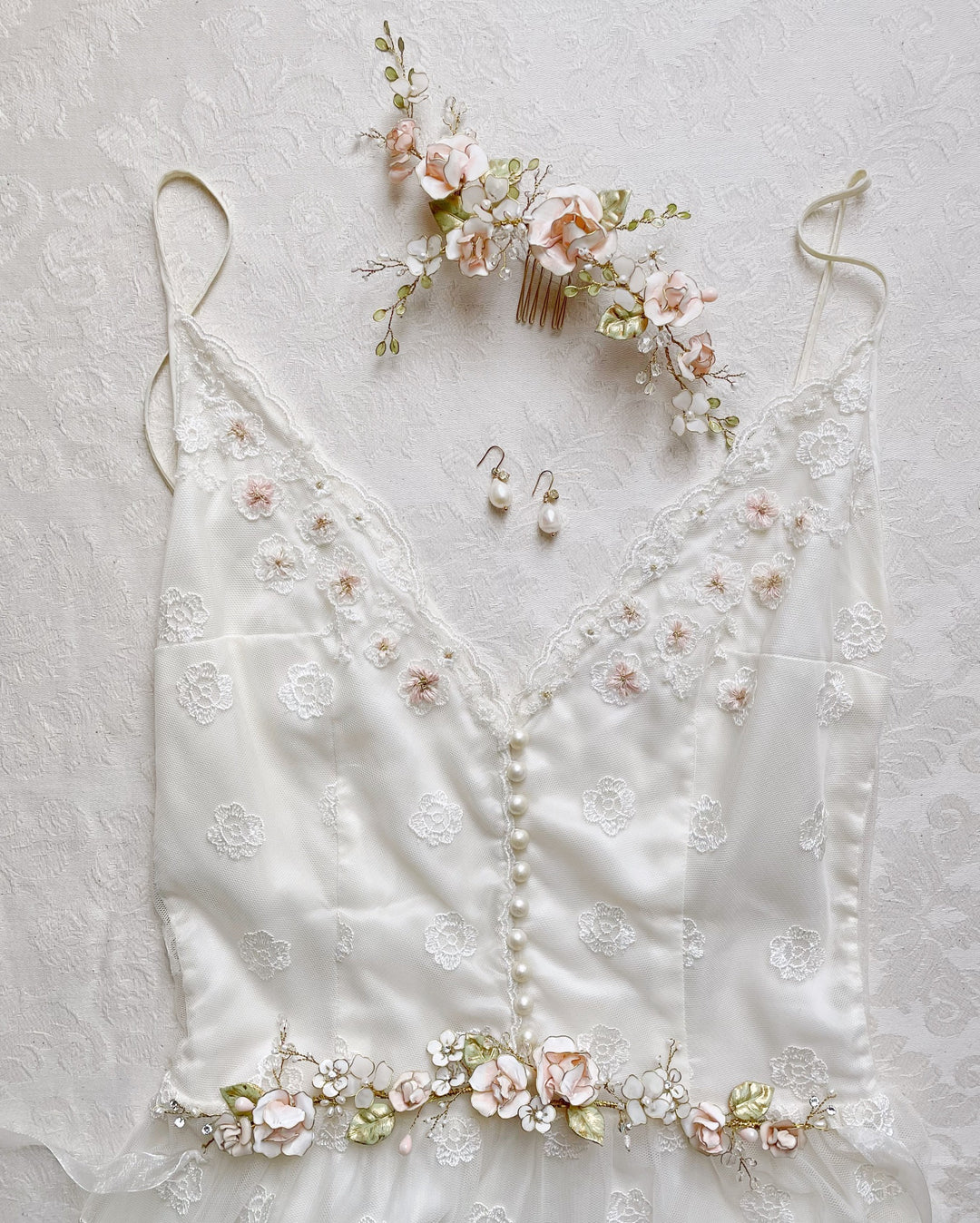 Abito da sposa ricamato abbinato a fermaglio, orecchini e cintura artigianale Elibre, accessori da sposa su misura