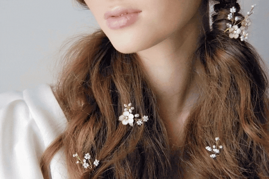 Accessori capelli sposa artigianali con fiori e cristalli su acconciature eleganti Elibre Handmade