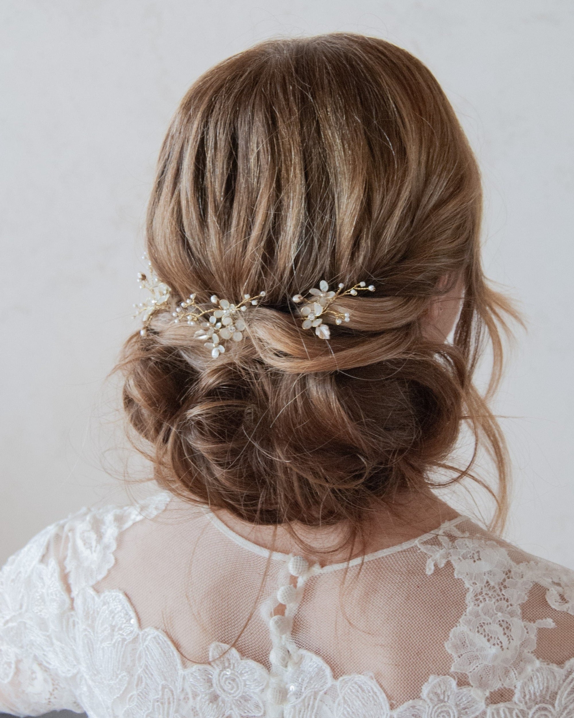 Accessori moderni con cristalli iridescenti, ideali per raccolti eleganti da sposa.