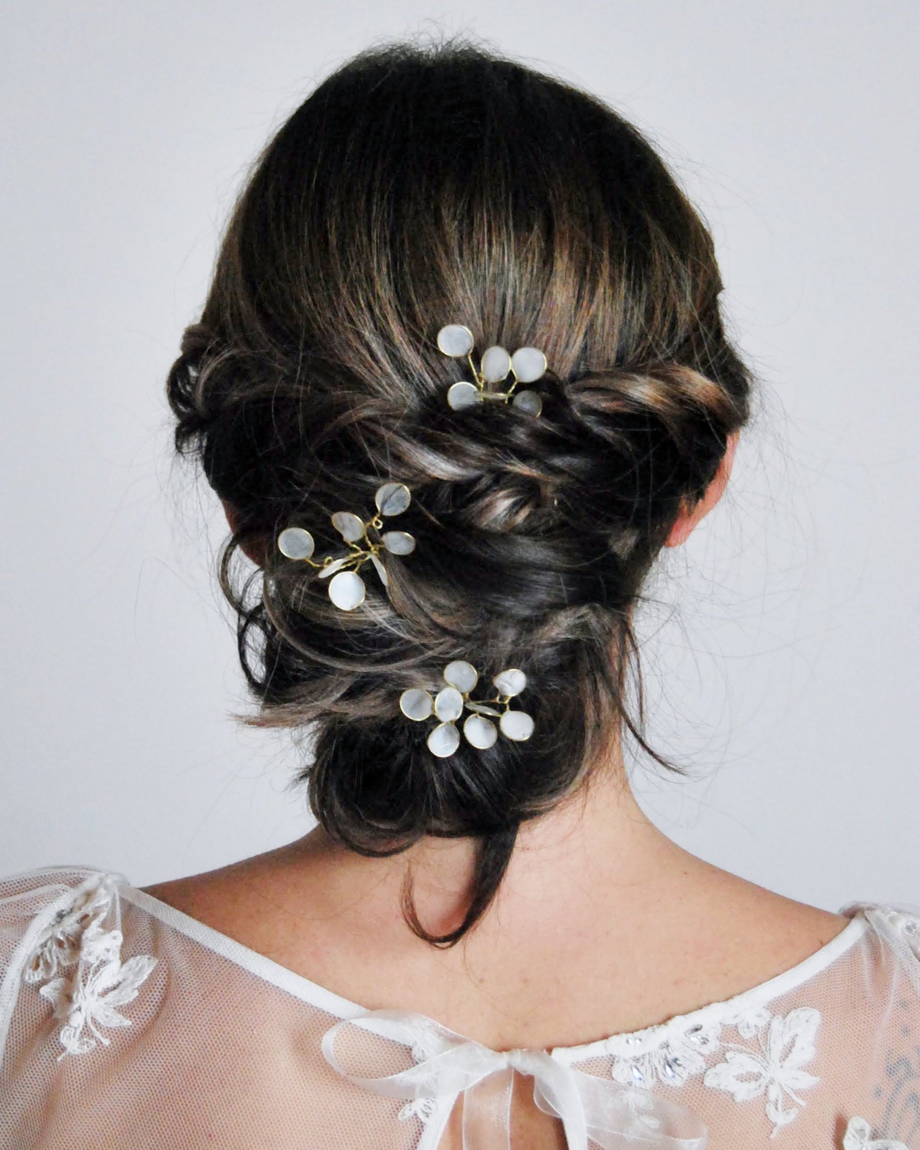 Accessori capelli sposa dal design essenziale e satinato, moderni e naturali.