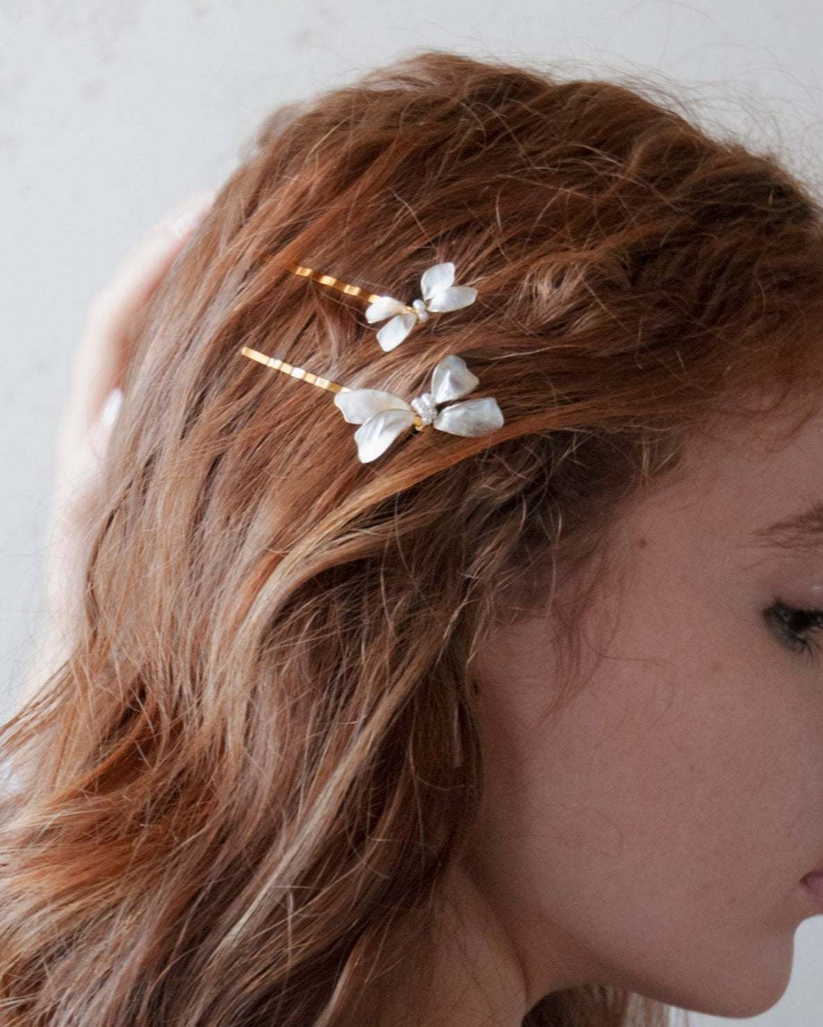 Set di mollettine con fiocco madreperlato per acconciature da sposa moderne, eleganti e sofisticate