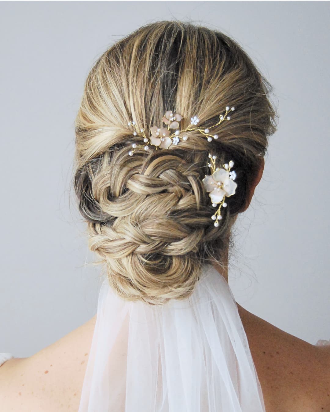 Accessori capelli sposa con fiori di ciliegio design raffinato e etereo
