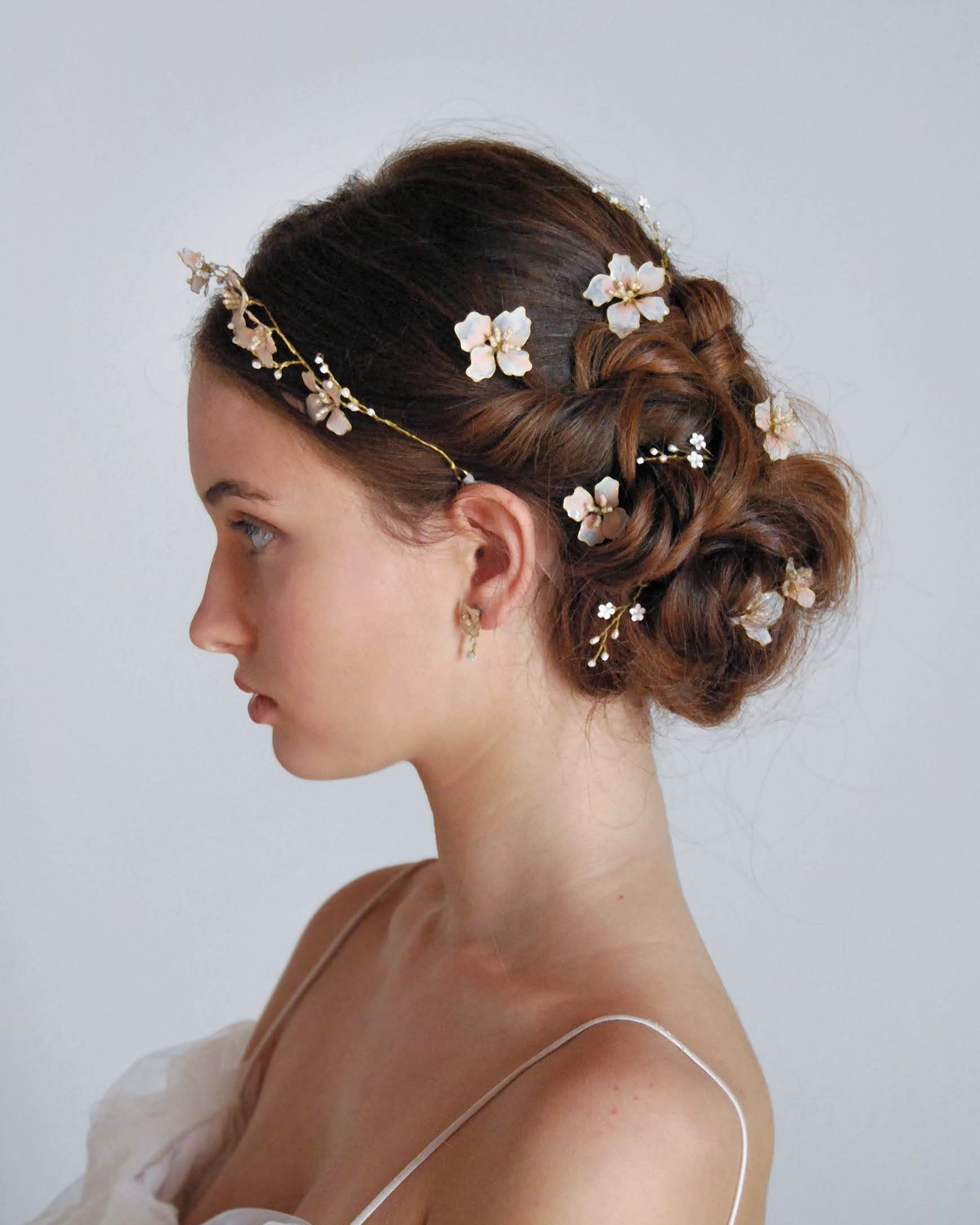 Accessori per capelli con fiori rosa, ideali per raccolti morbidi e intrecciati.
