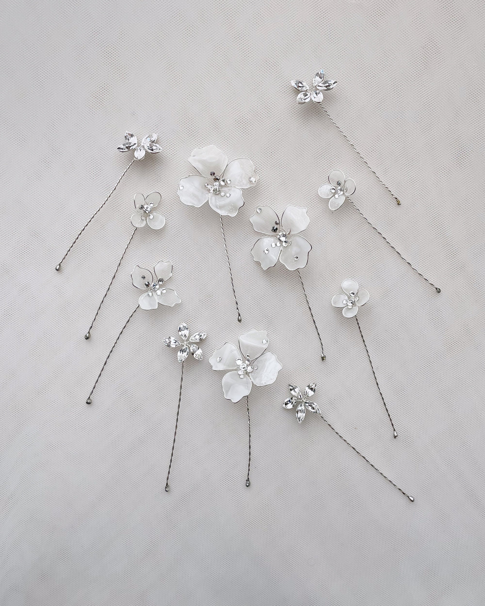 Accessori sposa ideali per raccolti morbidi, con dettagli brillanti e floreali.