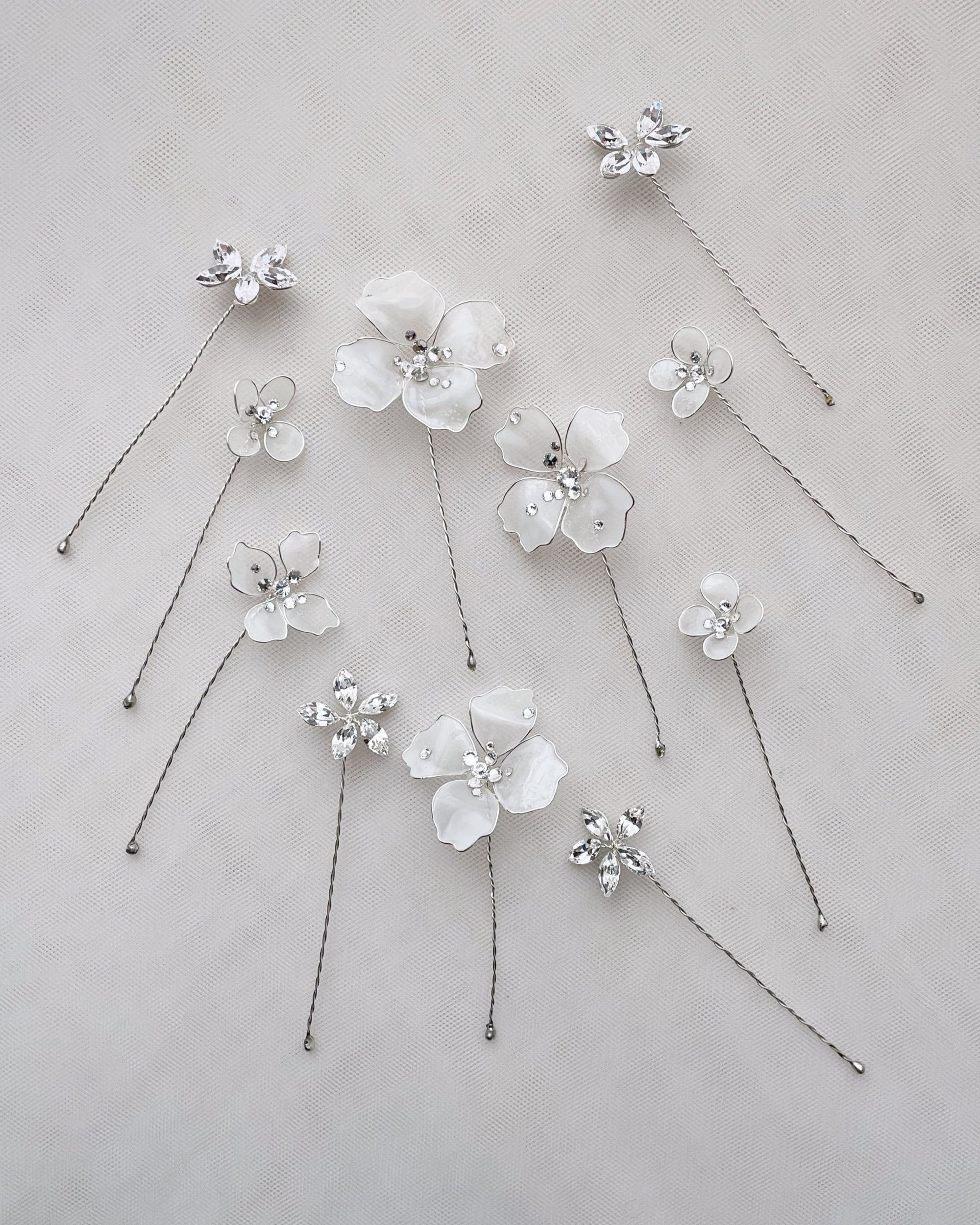 Accessori sposa ideali per raccolti morbidi, con dettagli brillanti e floreali.