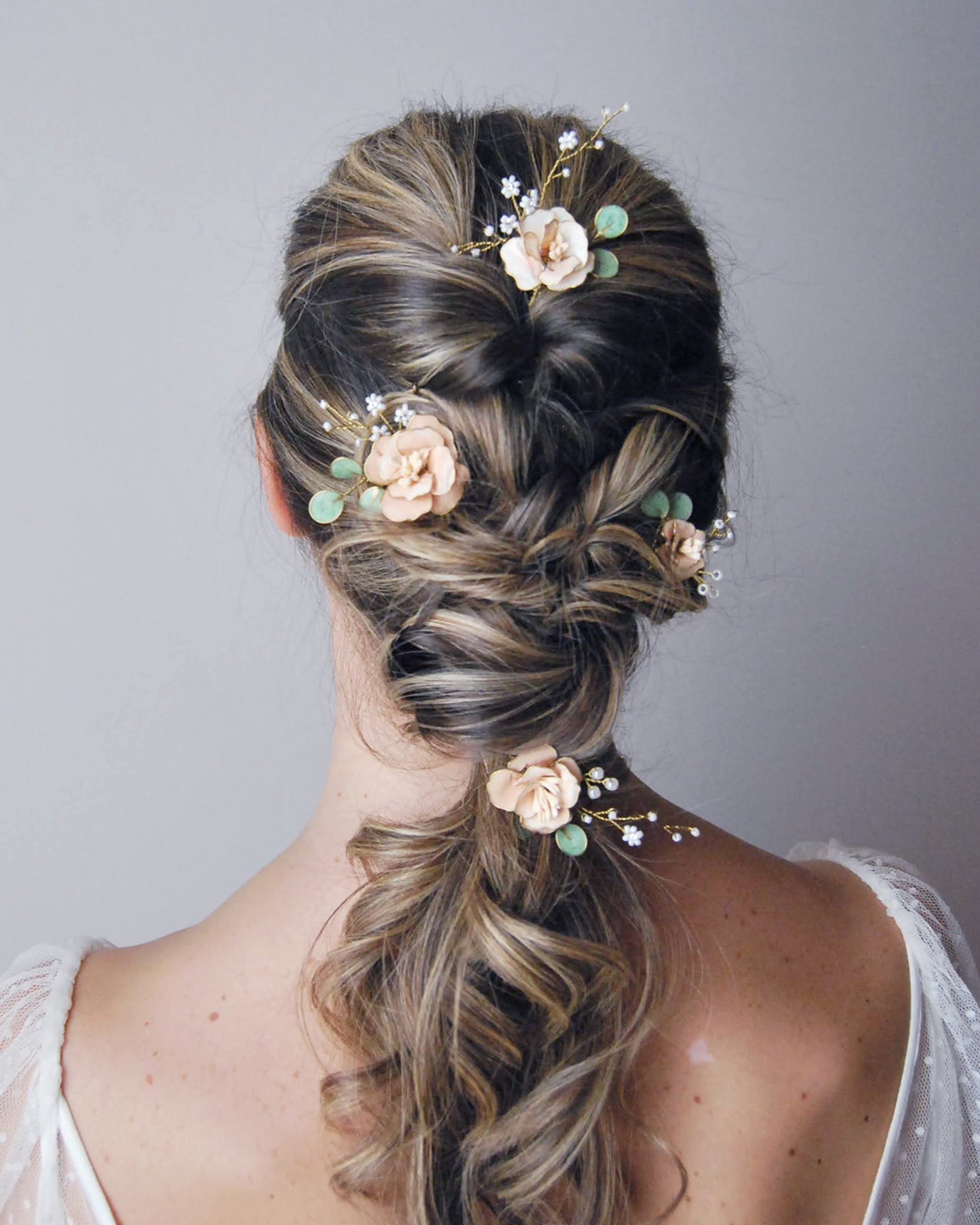 Forcine floreali rosa e verde per acconciature morbide e romantiche da sposa.