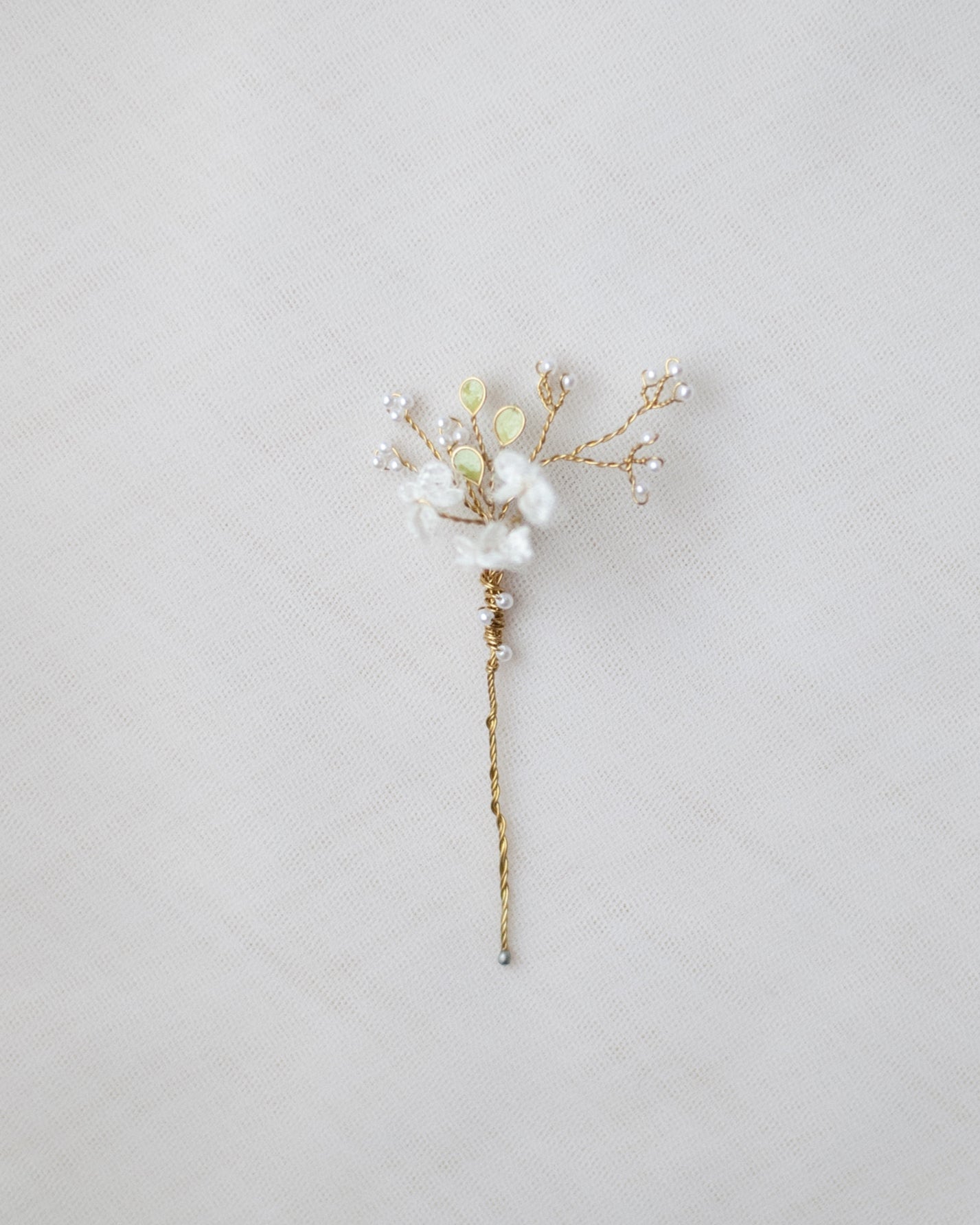 Forcine in pizzo bianco per arricchire chignon e raccolti morbidi da sposa.