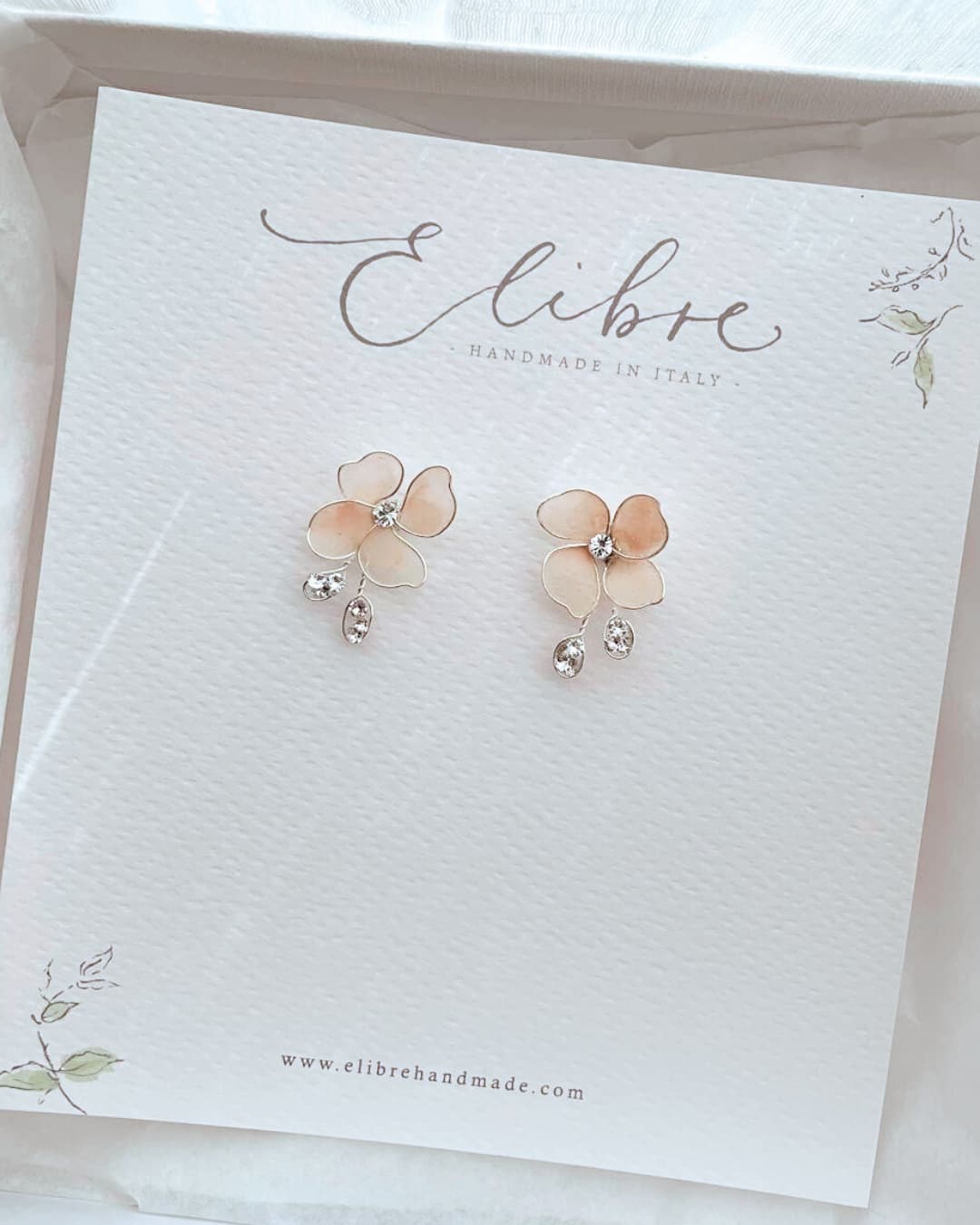 Orecchini floreali fatti a mano in Italia per un look sposa raffinato ed esclusivo.