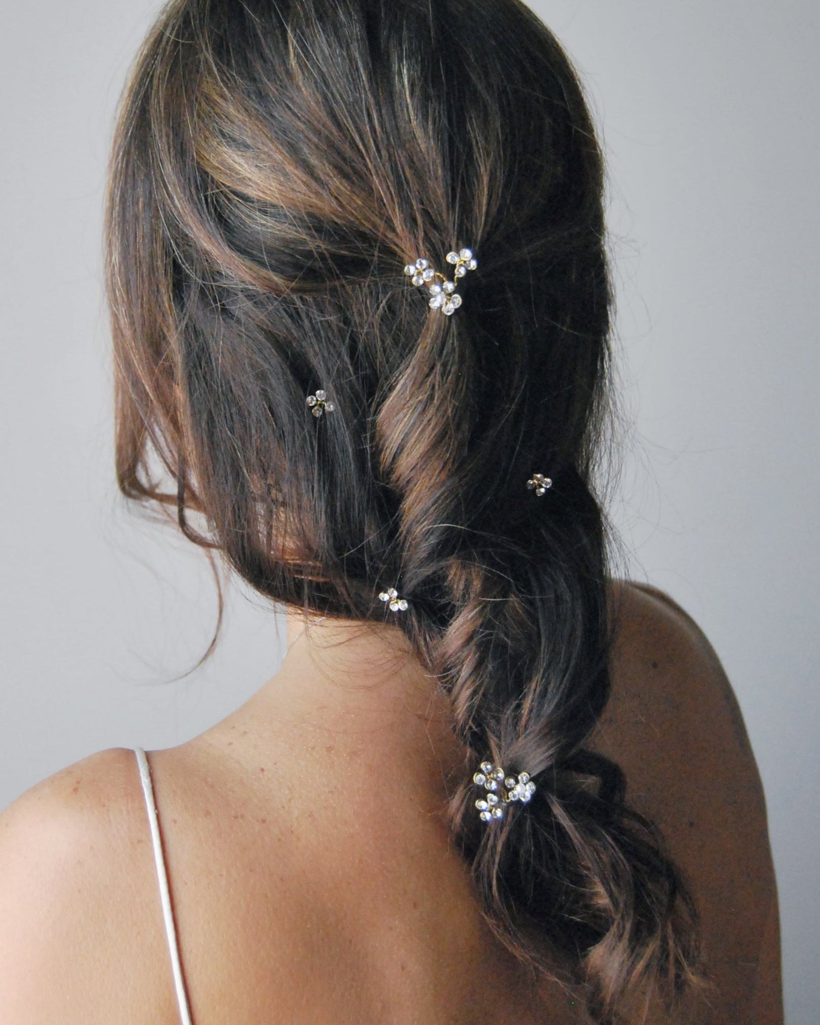 Accessori sposa con fiori di cristallo, ideali per impreziosire chignon o semi raccolti.