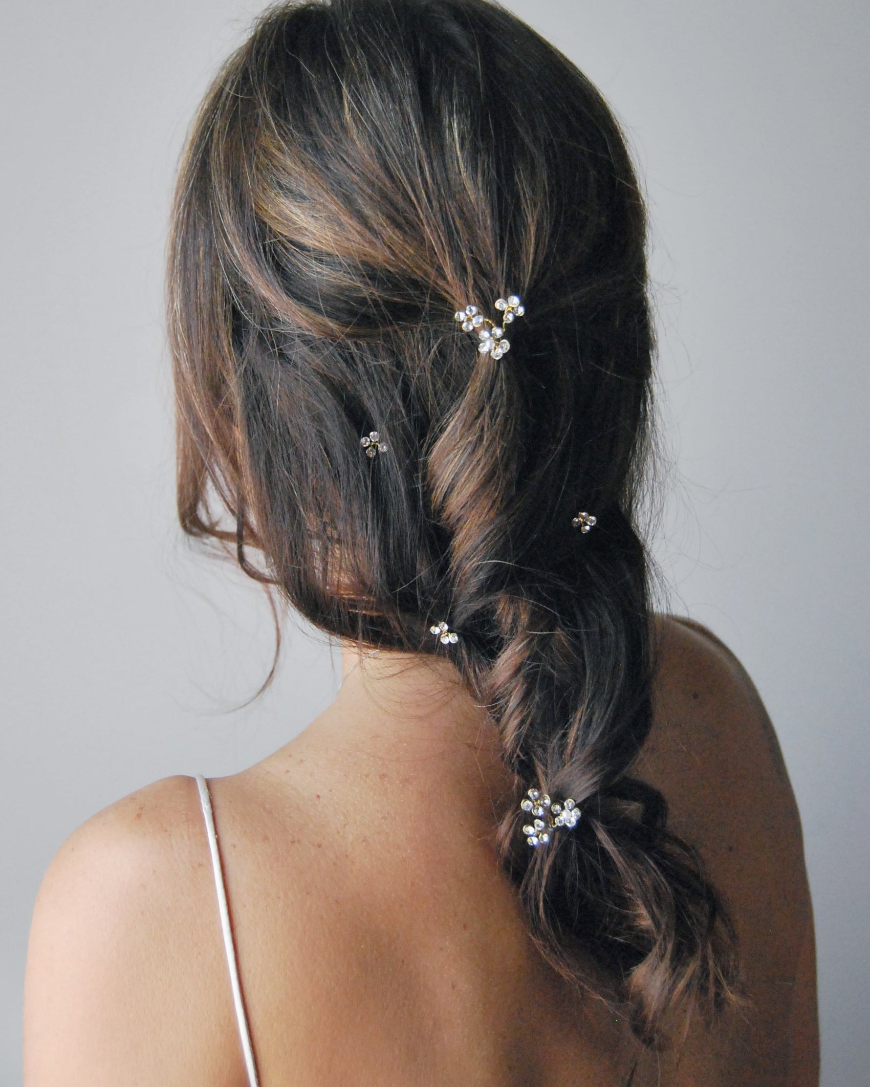 Accessori sposa con fiori di cristallo, ideali per impreziosire chignon o semi raccolti.