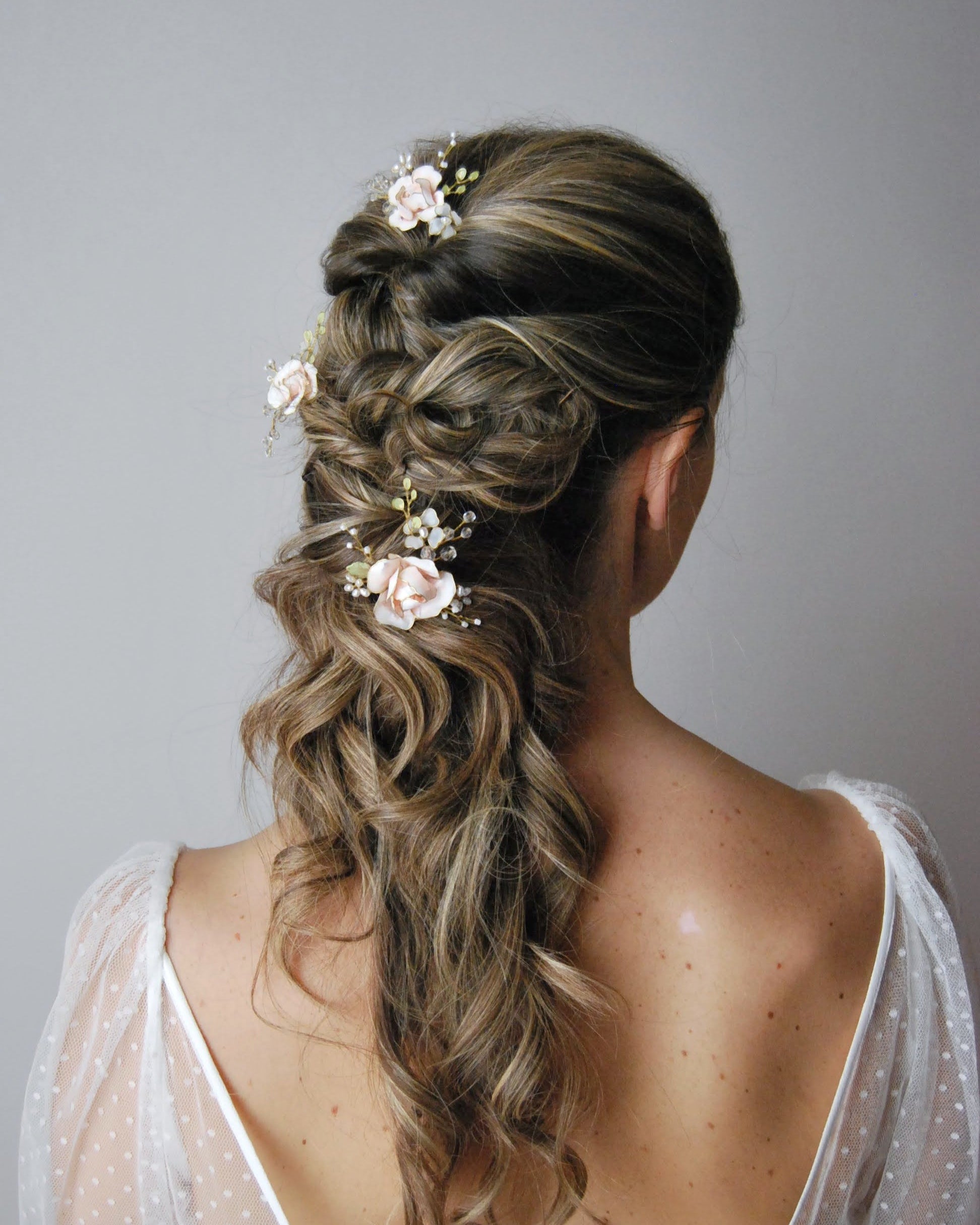 Accessori floreali con rose delicate, perfetti per valorizzare la femminilità.
