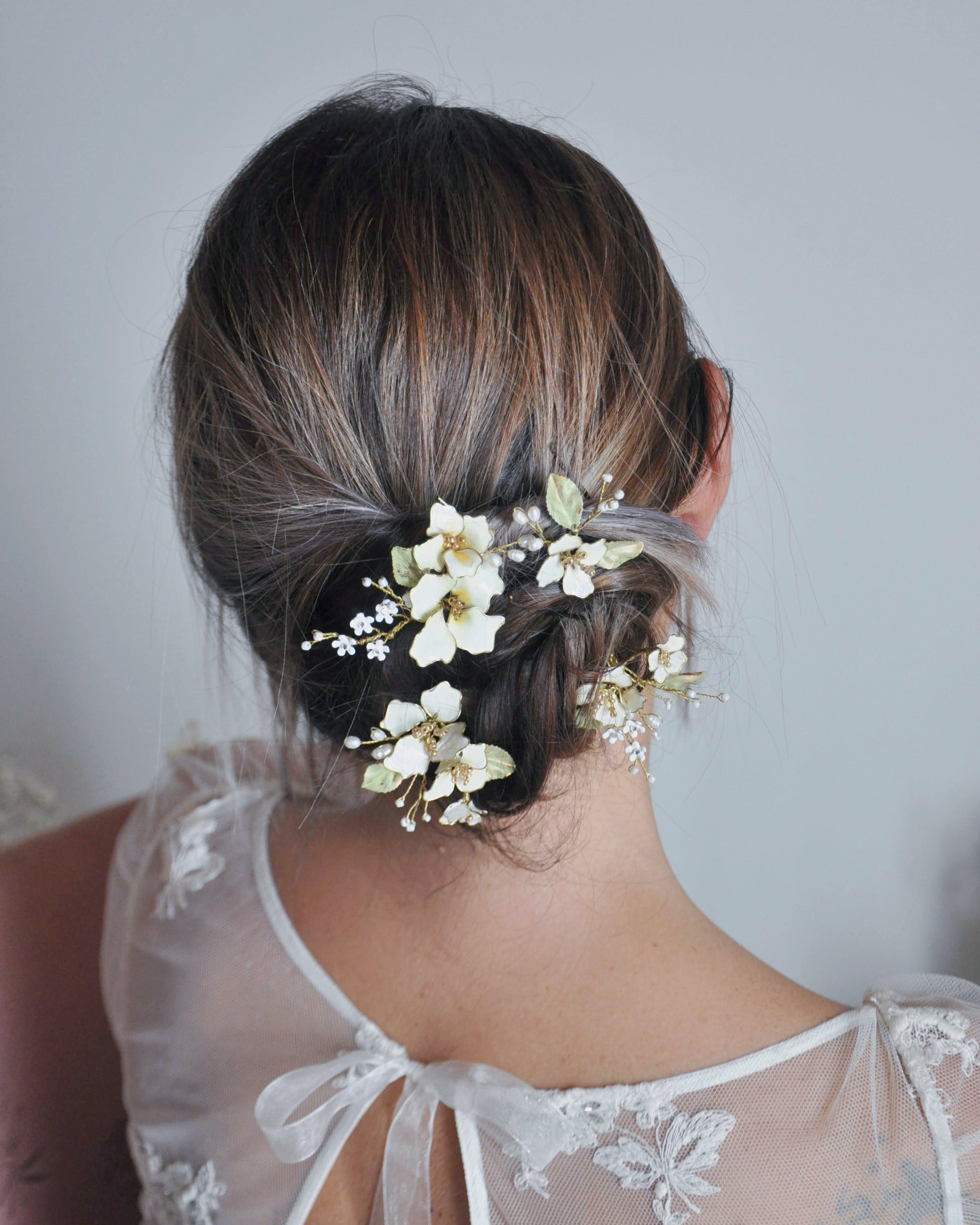 Forcine romantiche con fiori di melo, perfette per un look nuziale armonioso.