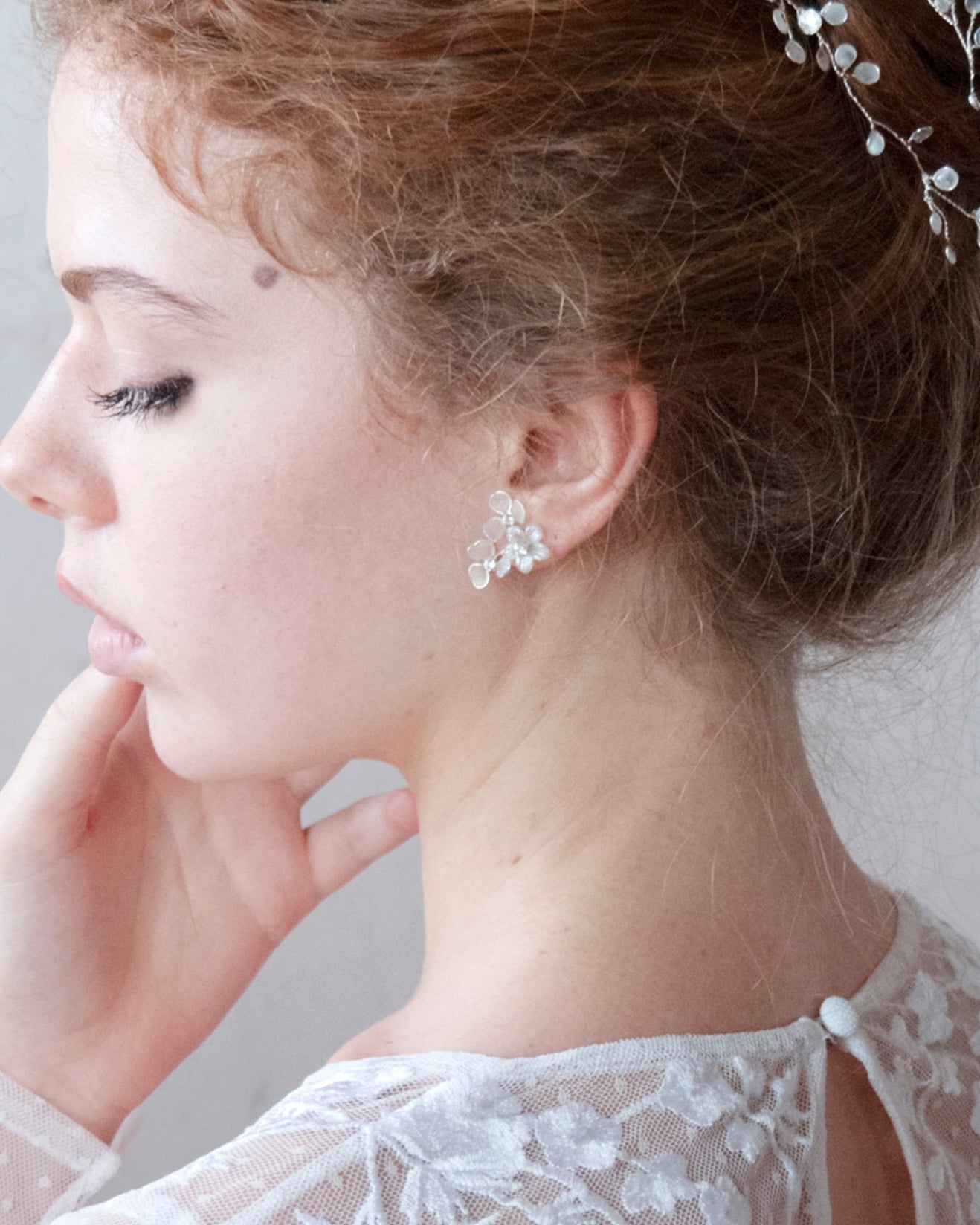 Eleganti orecchini da sposa con piccoli fiori satinati, perfetti per completare il tuo look nuziale.