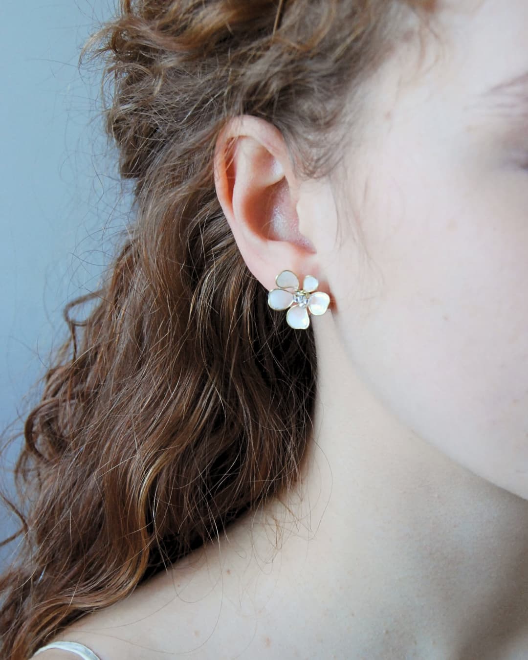 Orecchini Bloom variante Grand, l'accessorio floreale scenografico per la sposa alternativa.