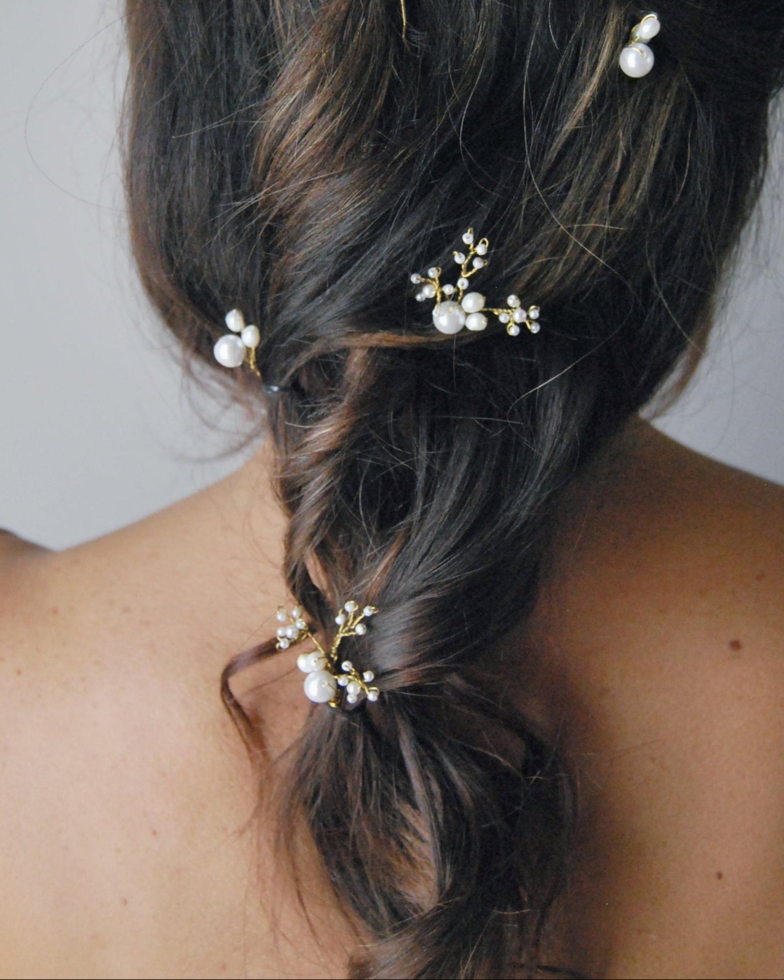 Accessori sposa con perle bianche, ideali per chignon e intrecci naturali.
