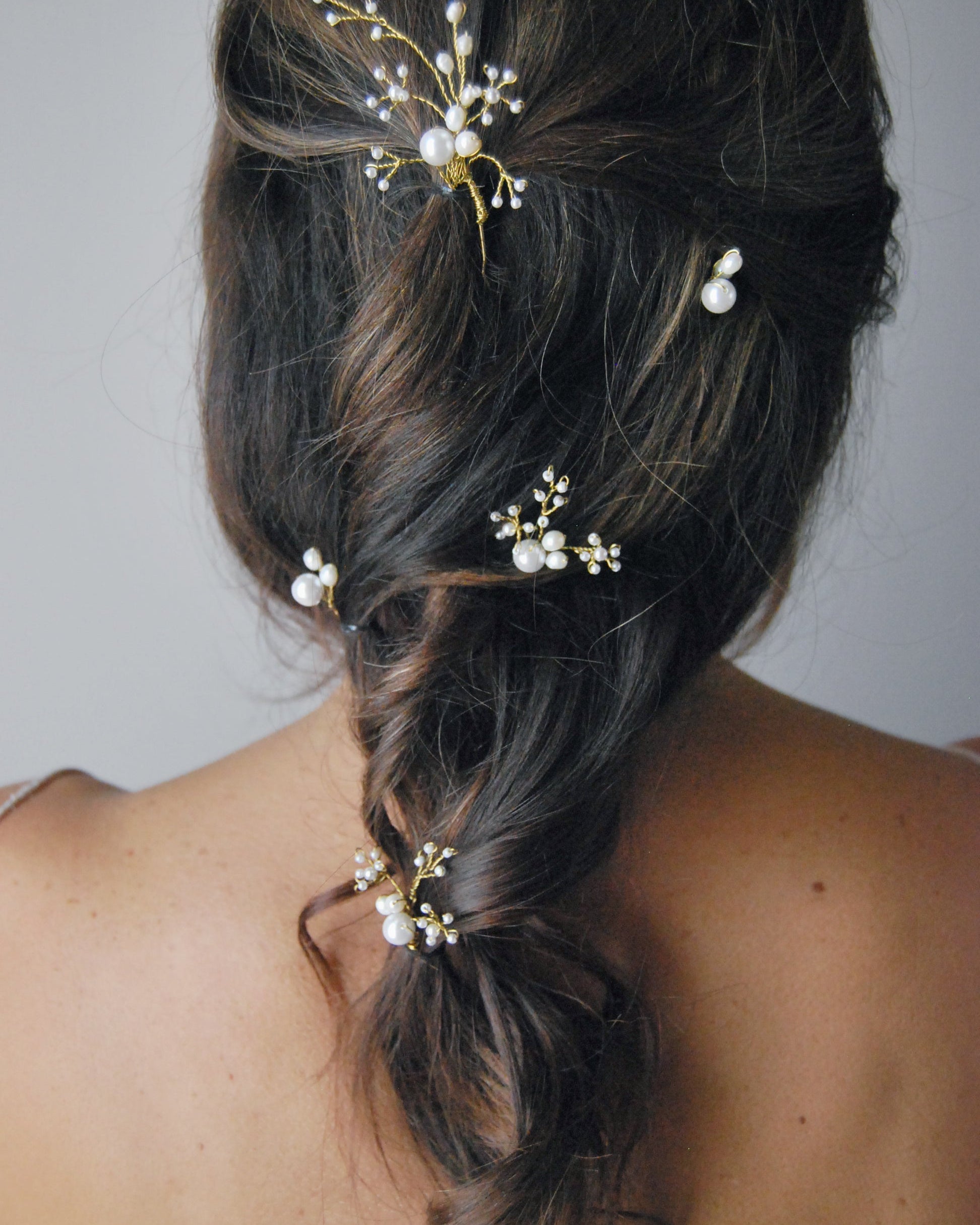 Accessori sposa con perle bianche, ideali per chignon e intrecci naturali.