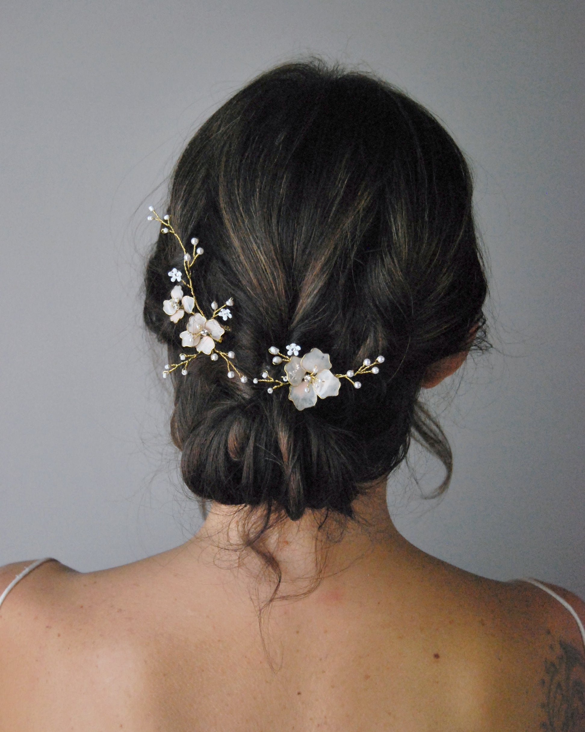 Accessori da sposa romantici con petali rosa cipria per un look delicato e naturale.