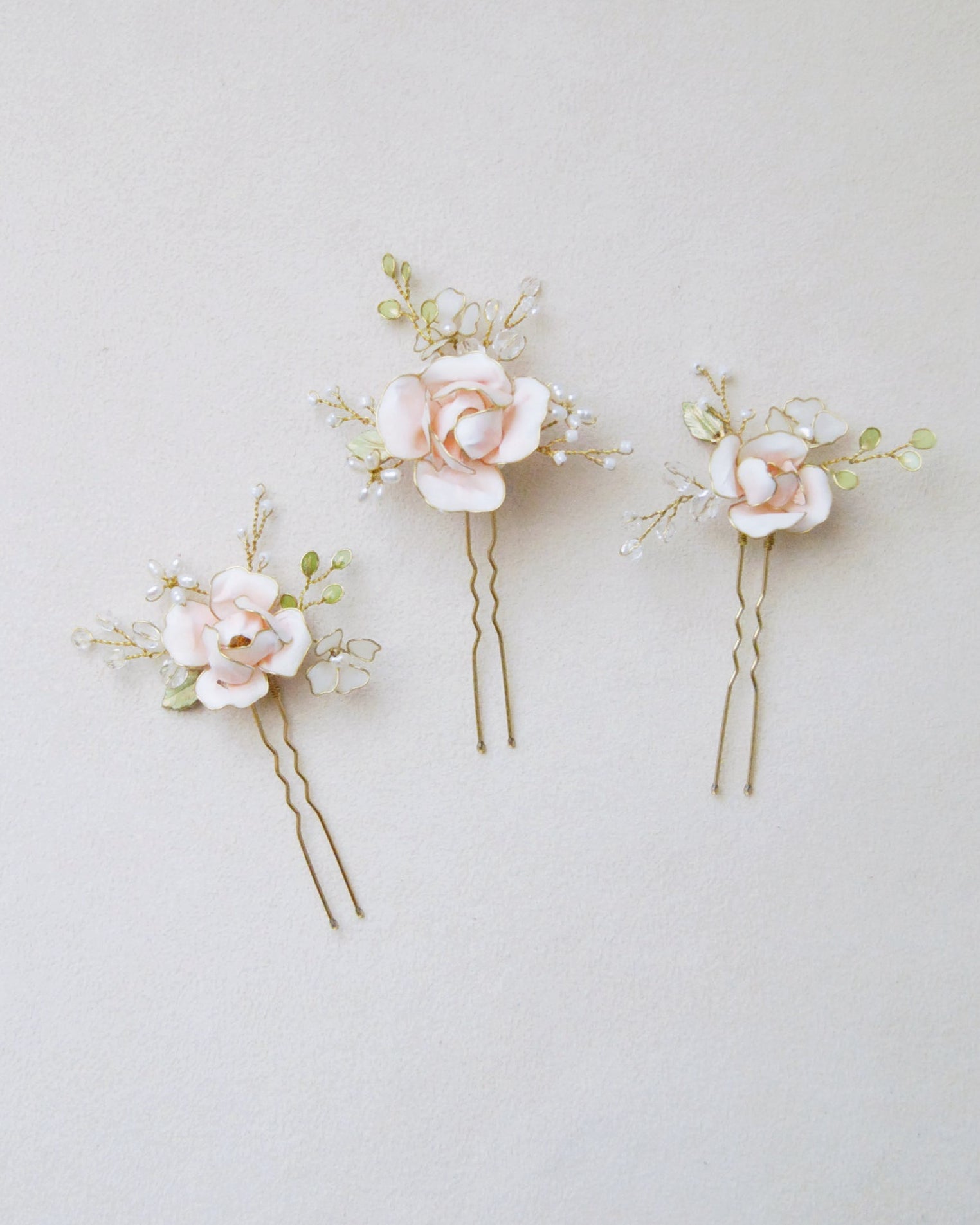 Accessori romantici con rose per uno stile sposa classico o boho chic.