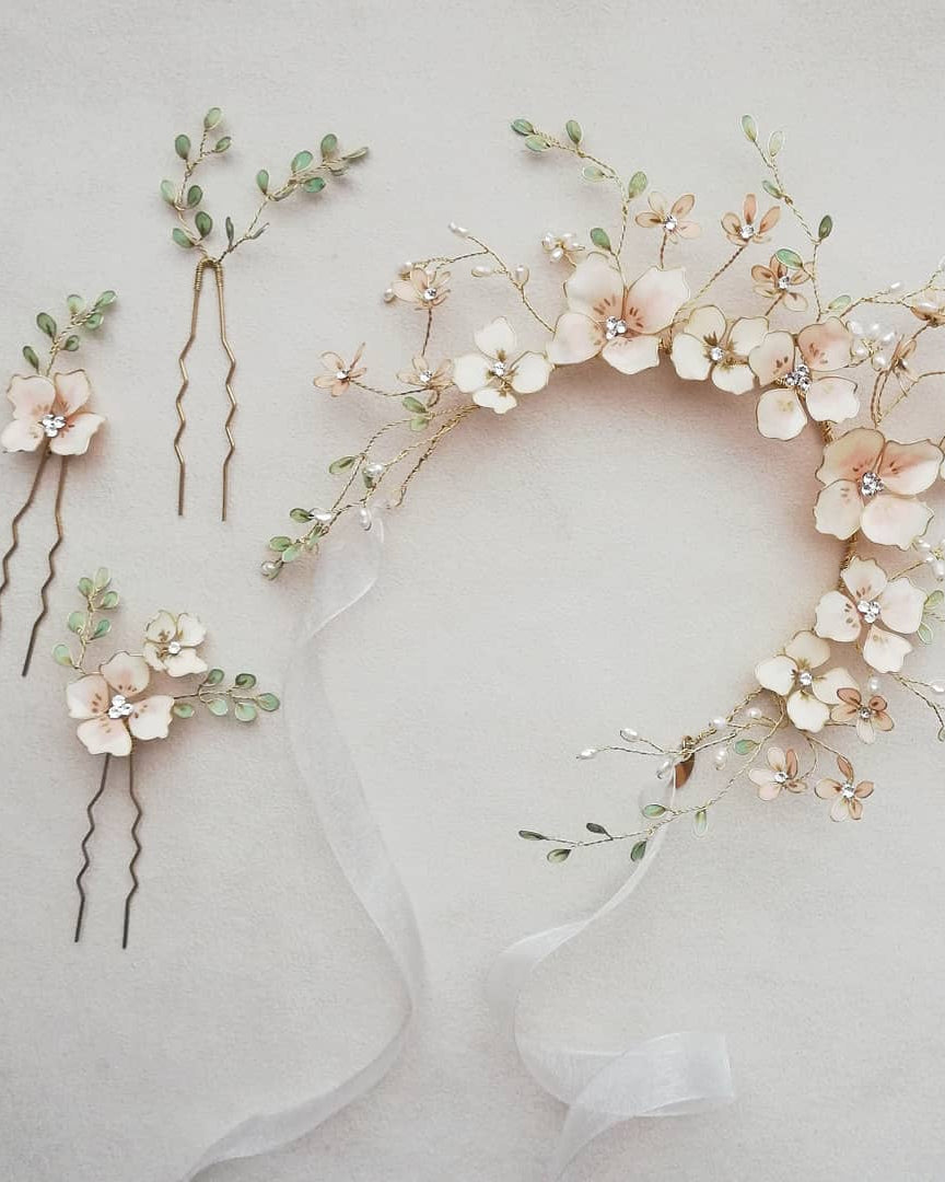 scopri il servizio su misura per realizzare accessori per capelli e gioielli da sposa su misura.