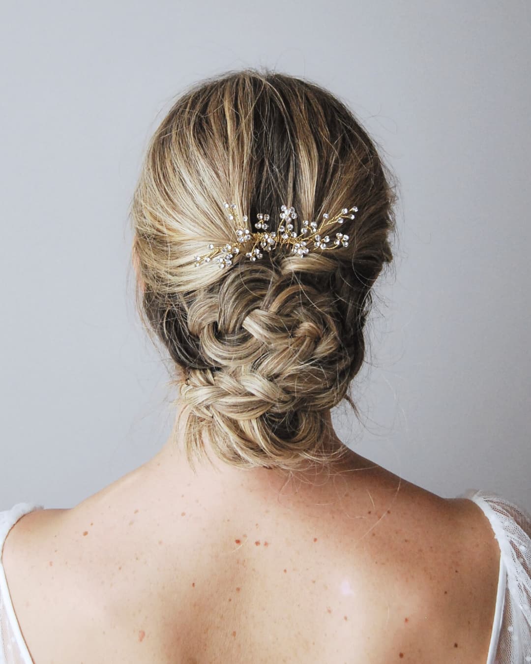 Gioiello per capelli Brillaflora Elibre, design botanico di luce per acconciature nuziali.