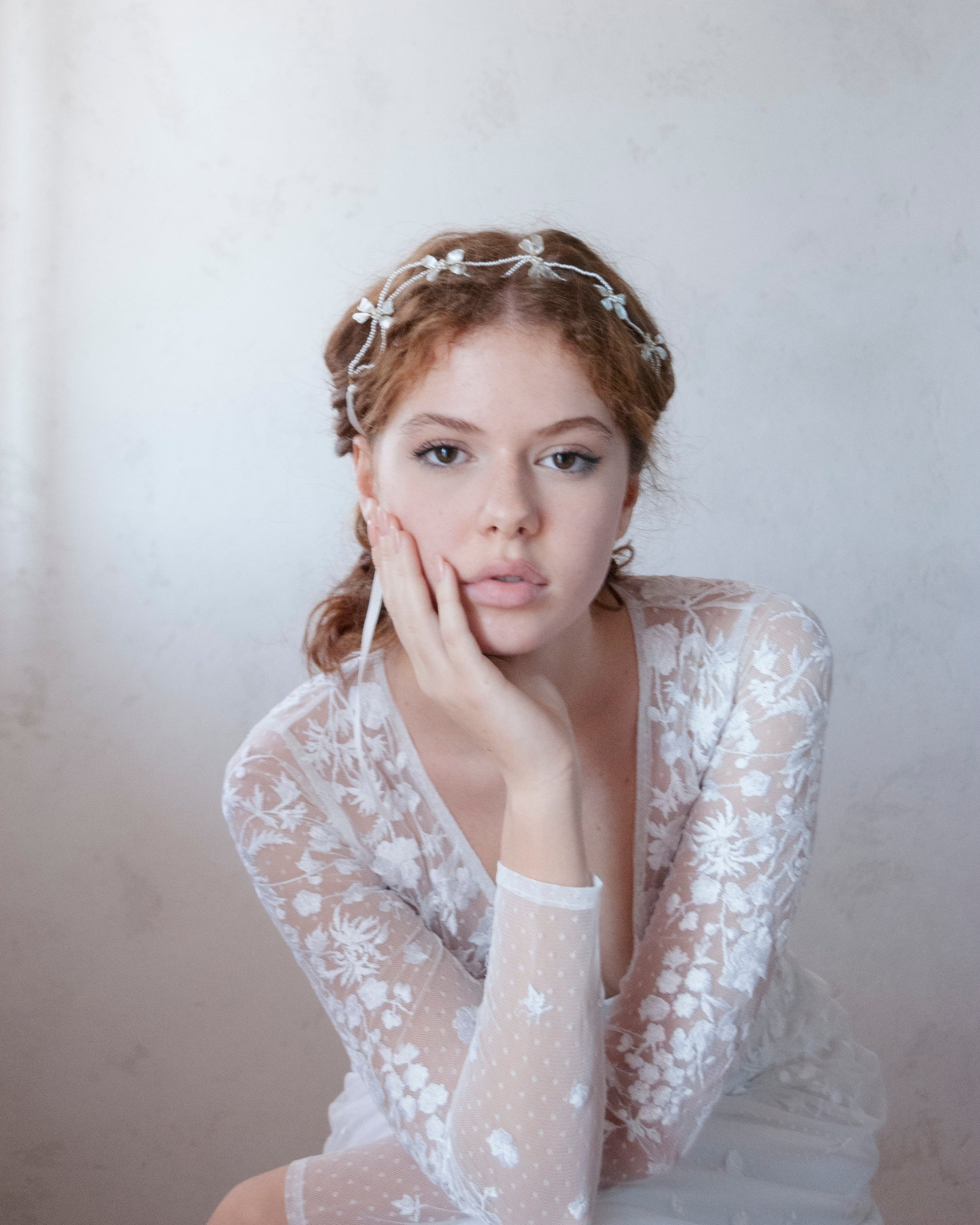 Accessorio elegante per capelli: coroncina di perline con fiocchi madreperlati.