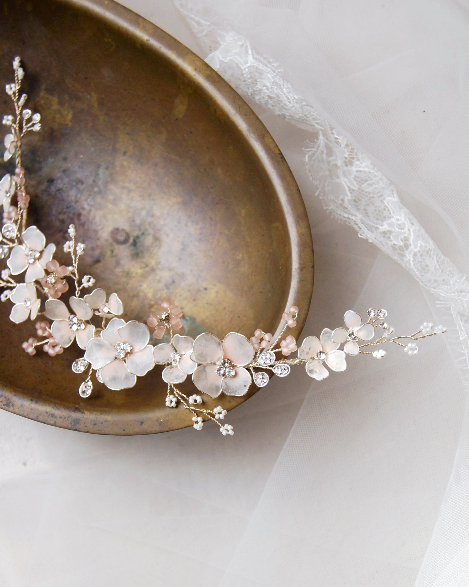 Elegante fermaglio con fiori satinati rosa, perfetto per matrimoni e occasioni speciali.