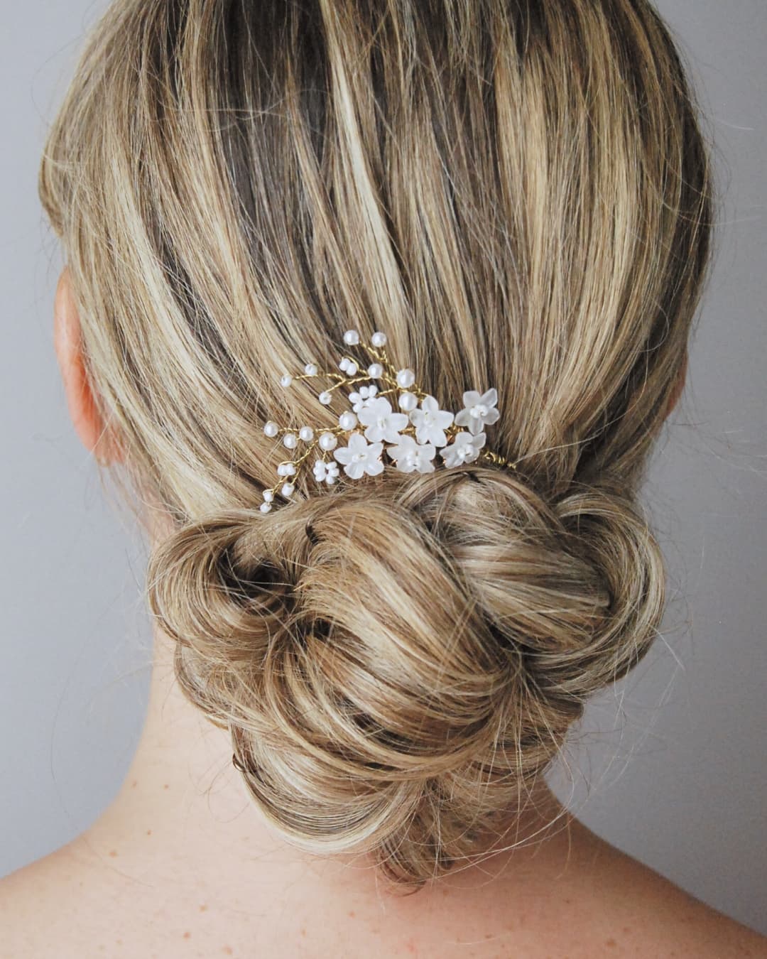 Gioiello per capelli Frangipane Mini Elibre, un accessorio raffinato e leggero ispirato alla natura.