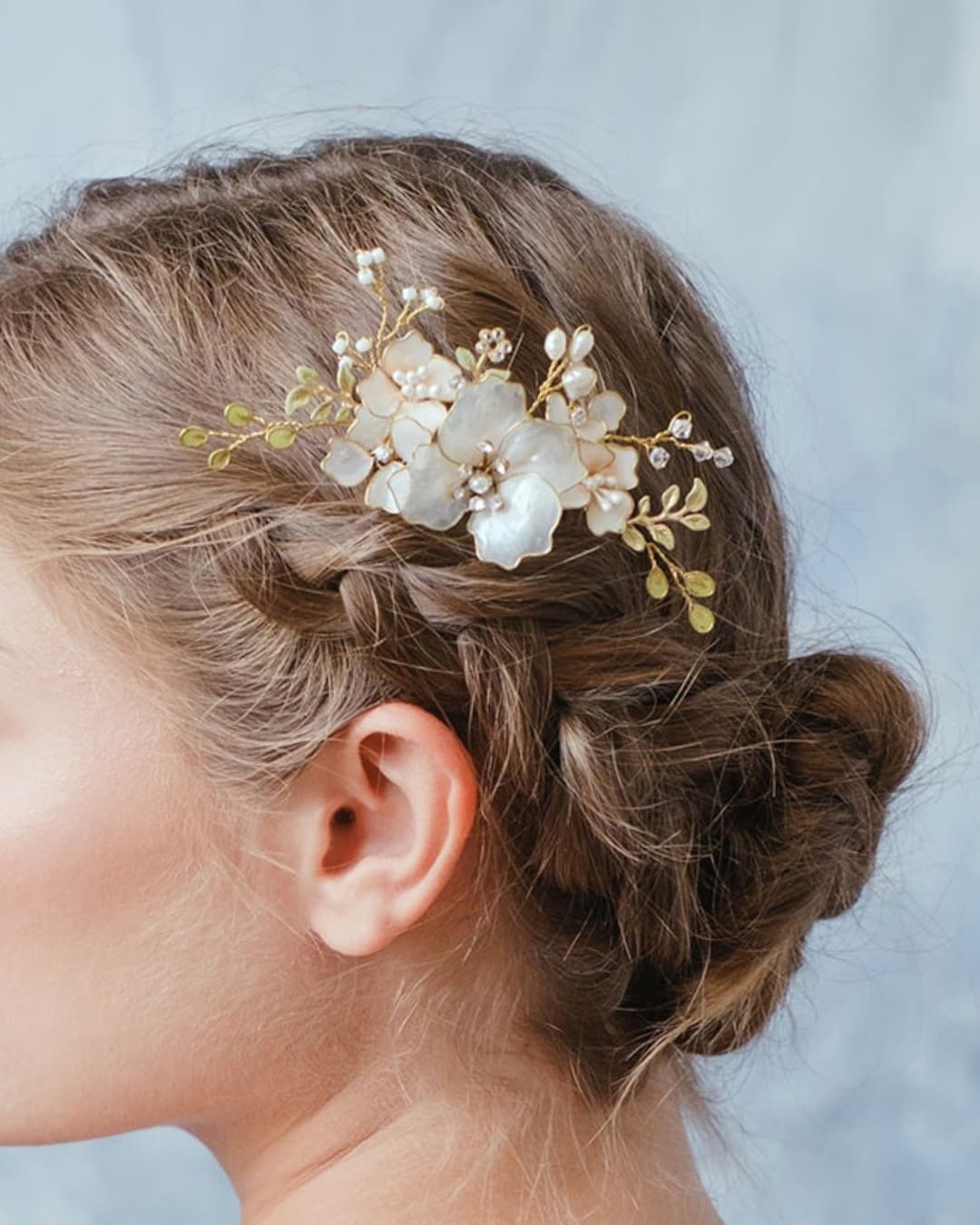 Primo piano dei petali dipinti a mano e dei cristalli luminosi del pettinino botanico Jardin.