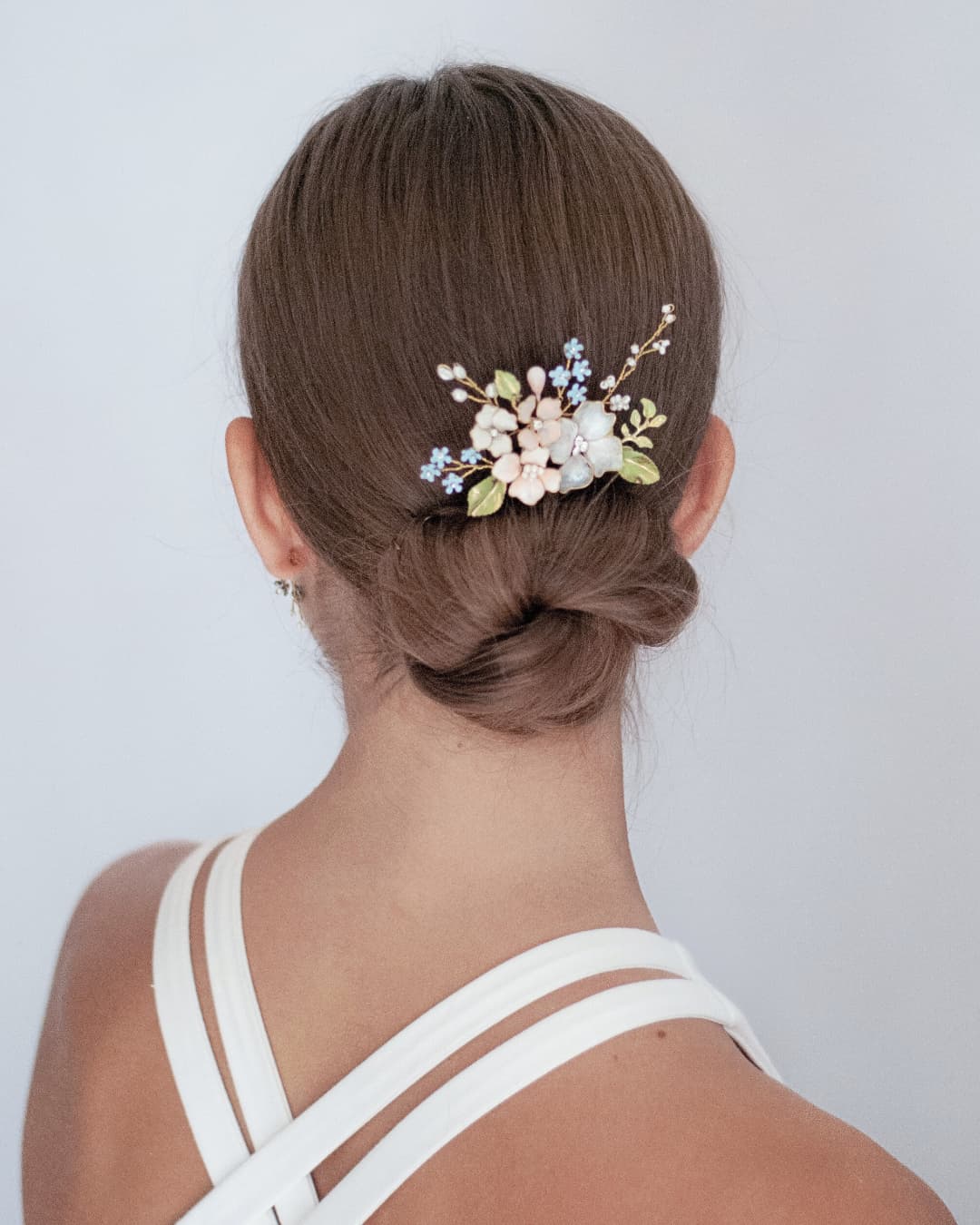 Dettaglio Forcina Primavera Elibre: gioiello per capelli sposa unico con decorazioni floreali azzurre.