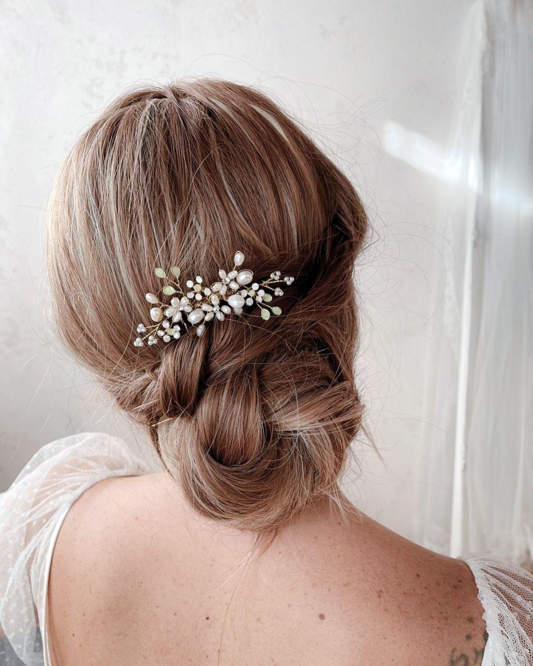 Accessorio per capelli da matrimonio realizzato a mano in Italia con intrecci di perle e finiture di lusso.