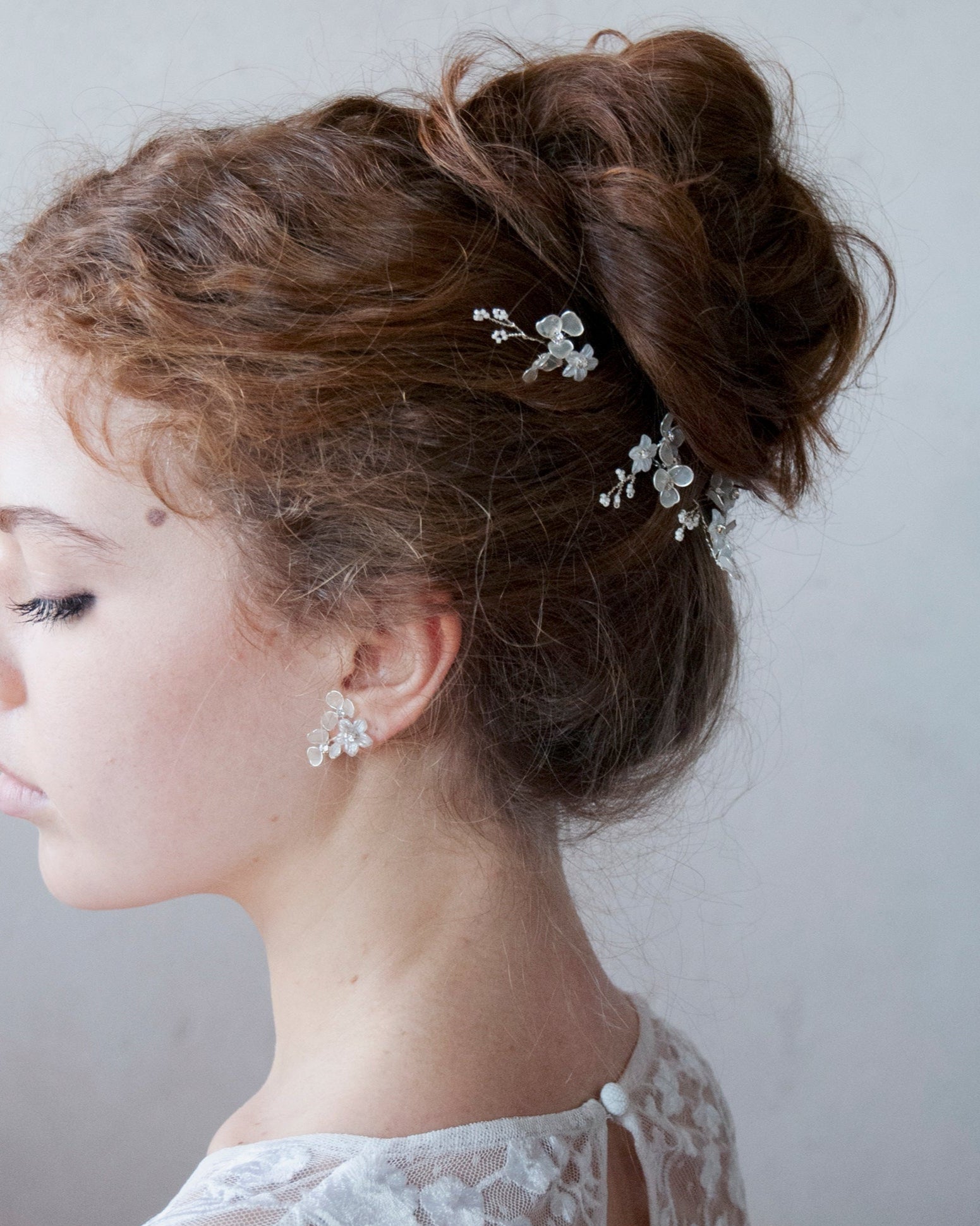 Accessorio per capelli da sposa con fiori satinati, ideale per completare un look raffinato.