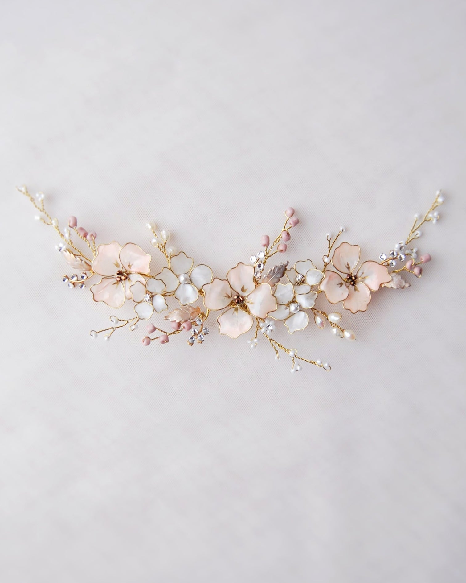 Accessorio da sposa artigianale ispirato ai campi di lavanda, per acconciature naturali e delicate.