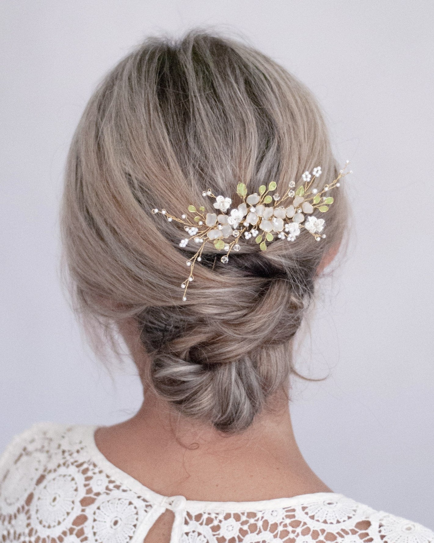 Accessorio artigianale con pizzo e cristalli, per una sposa elegante e sognante.