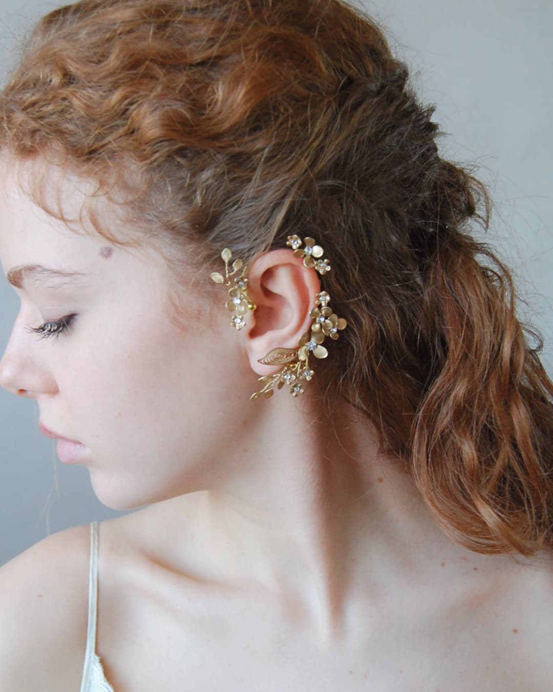 Ear cuff Aurum Elibre: un dettaglio distintivo e di alta gamma per la sposa che cerca un gioiello fuori dagli schemi classici.