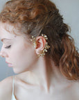 Ear cuff Aurum Elibre: un dettaglio distintivo e di alta gamma per la sposa che cerca un gioiello fuori dagli schemi classici.