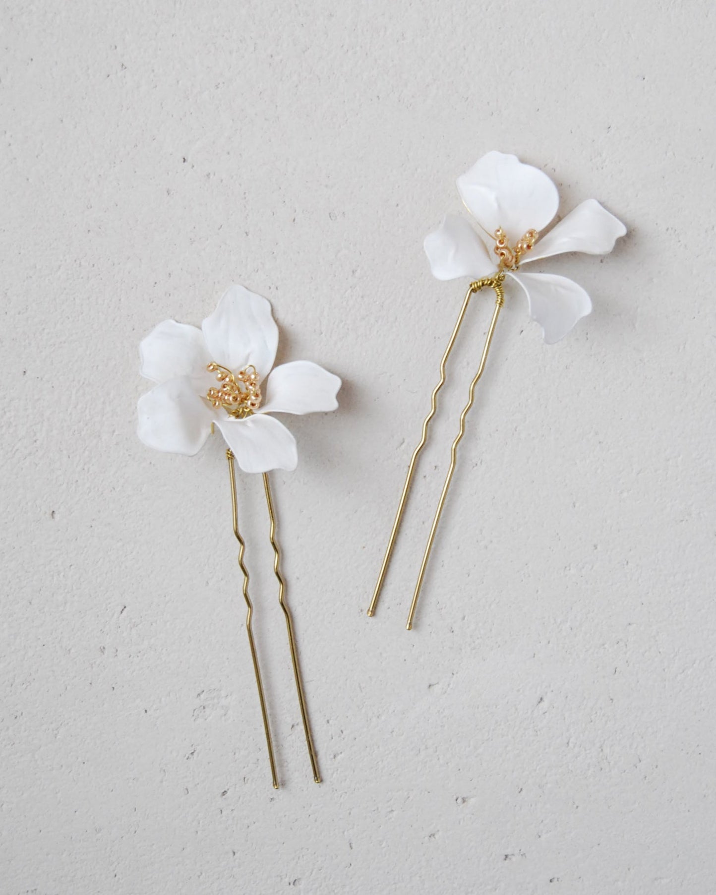 Accessorio da sposa con fiore di magnolia bianco, ideale per un look elegante e minimale.