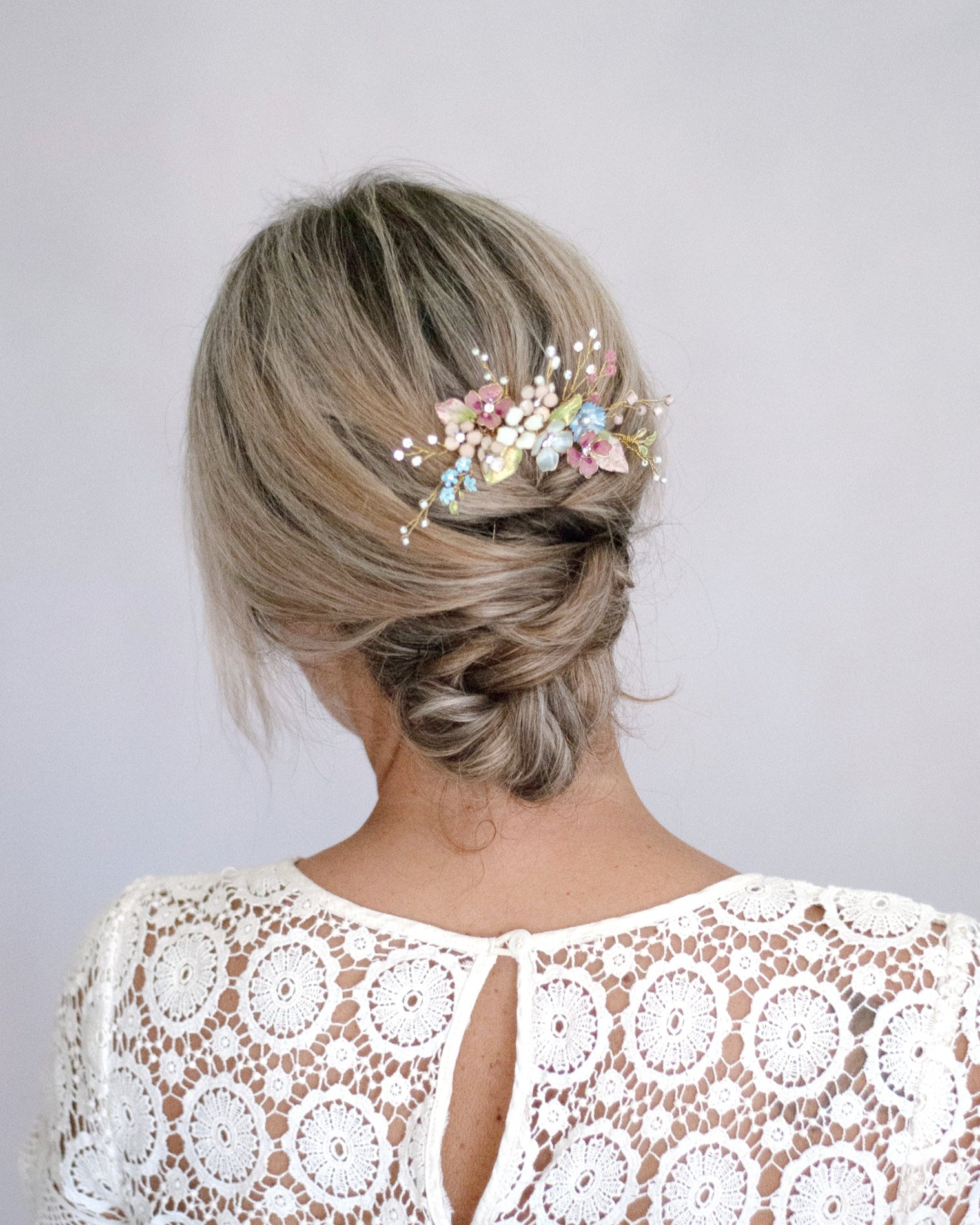 Accessorio floreale colorato per la sposa che ama la semplicità e i dettagli artigianali.