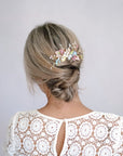 Accessorio floreale colorato per la sposa che ama la semplicità e i dettagli artigianali.
