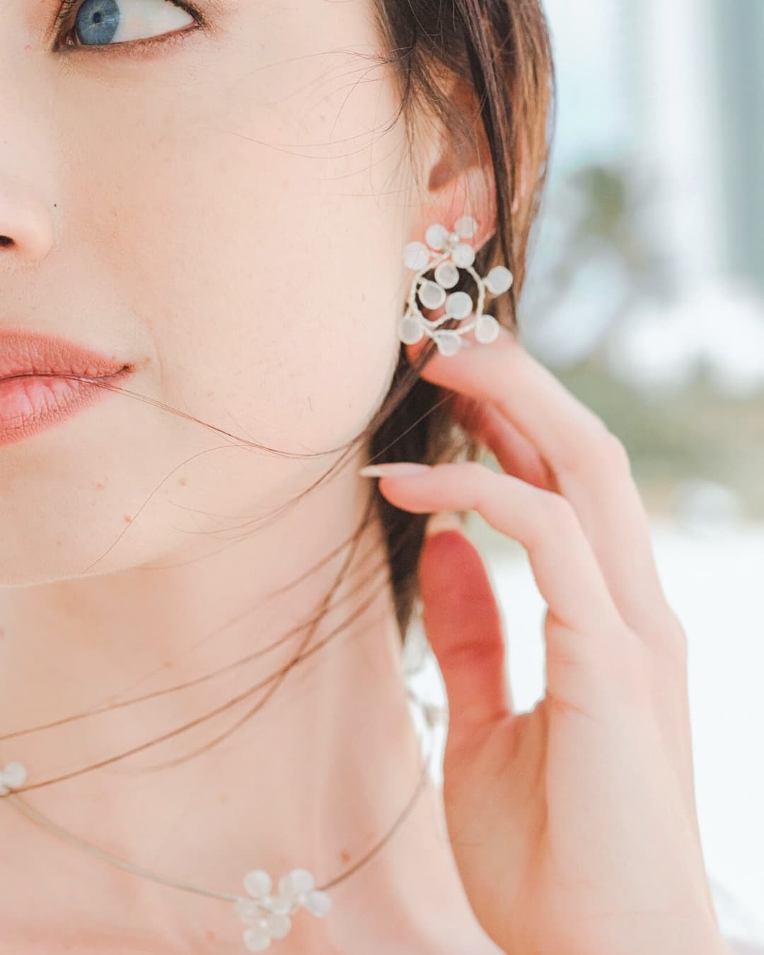 Orecchini gioiello per sposa con design botanico e finiture artigianali di alta gamma.