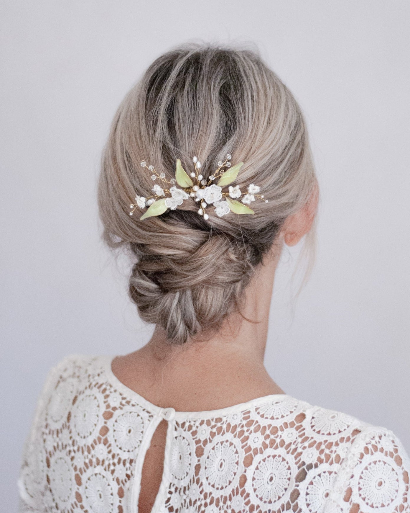 Accessorio romantico con foglie d’ulivo, perle e fiorellini di pizzo, ispirato alla natura.