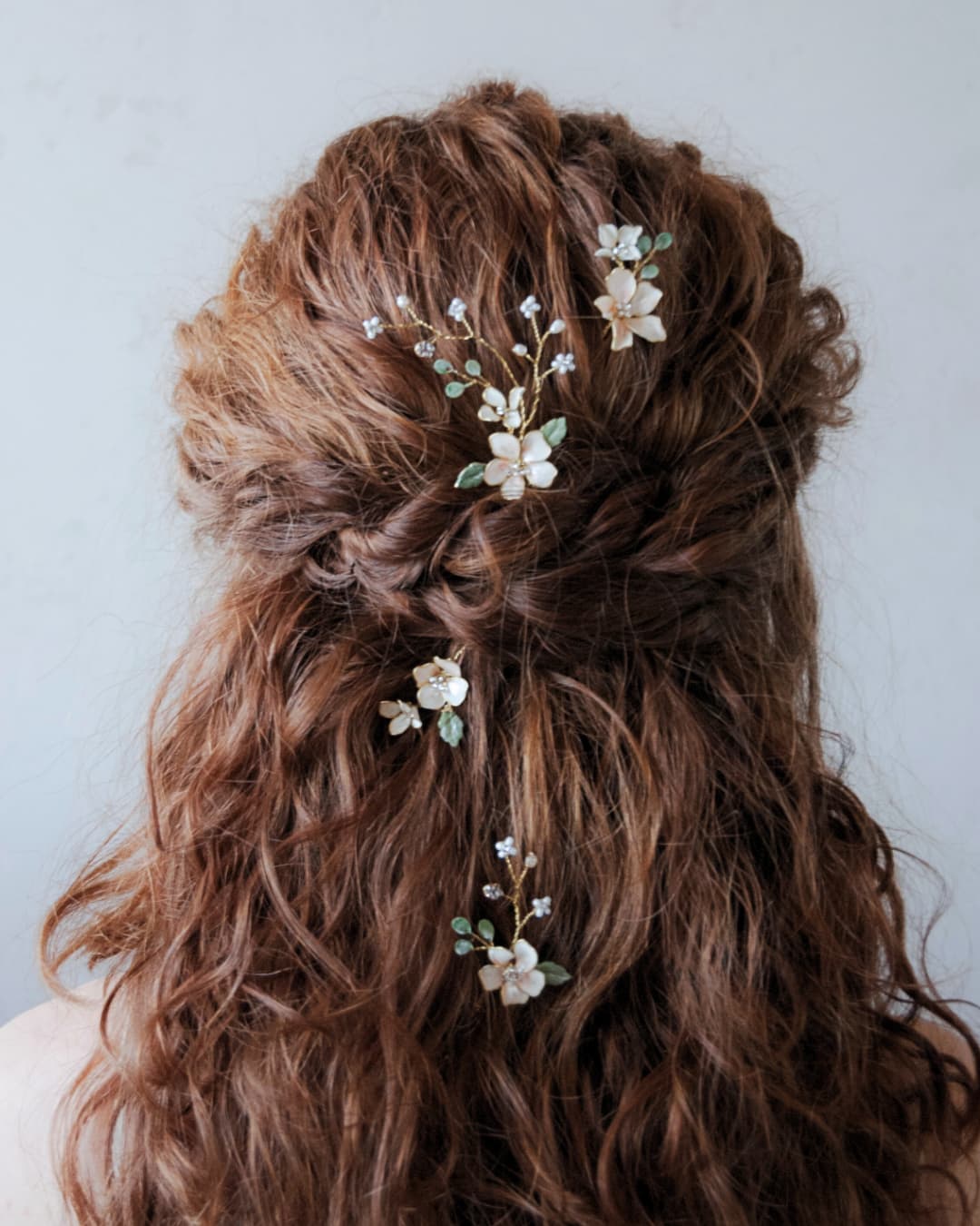 Acconciatura sposa boho-chic impreziosita dal set di forcine Eden per un look naturale e raffinato.