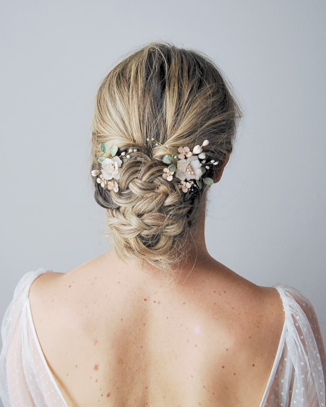 Styling nuziale con set di due forcine a tema peonia per un'eleganza botanica e raffinata.