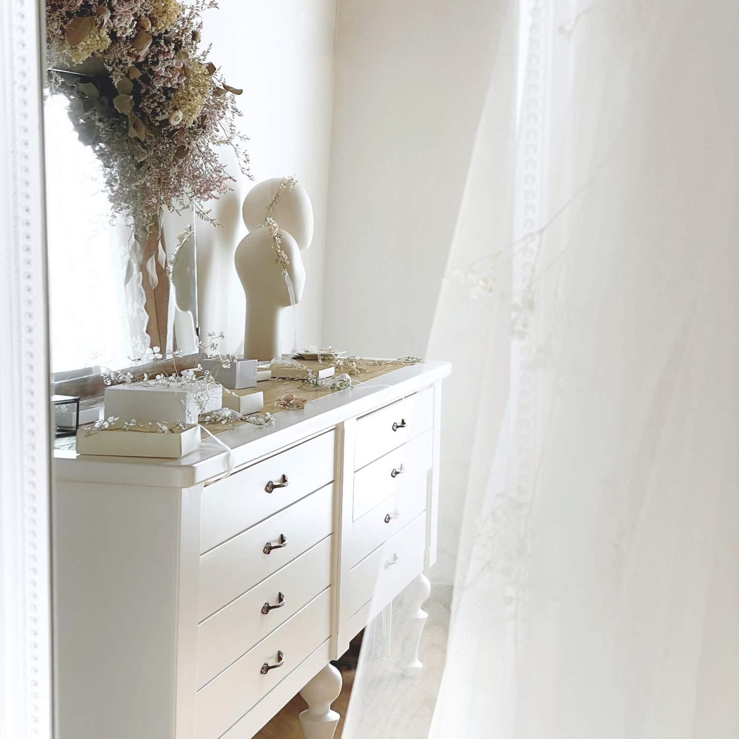 Interno dell'atelier Elibre, spazio dedicato alla creazione artigianale degli accessori da sposa.