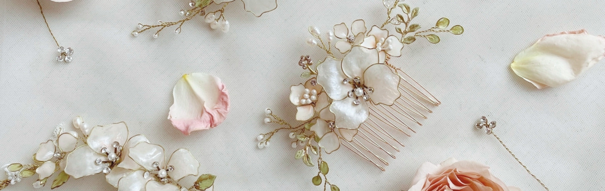 Dettaglio primo piano di pettini da sposa floreali Elibre, fiori artigianali per acconciatura nuziale
