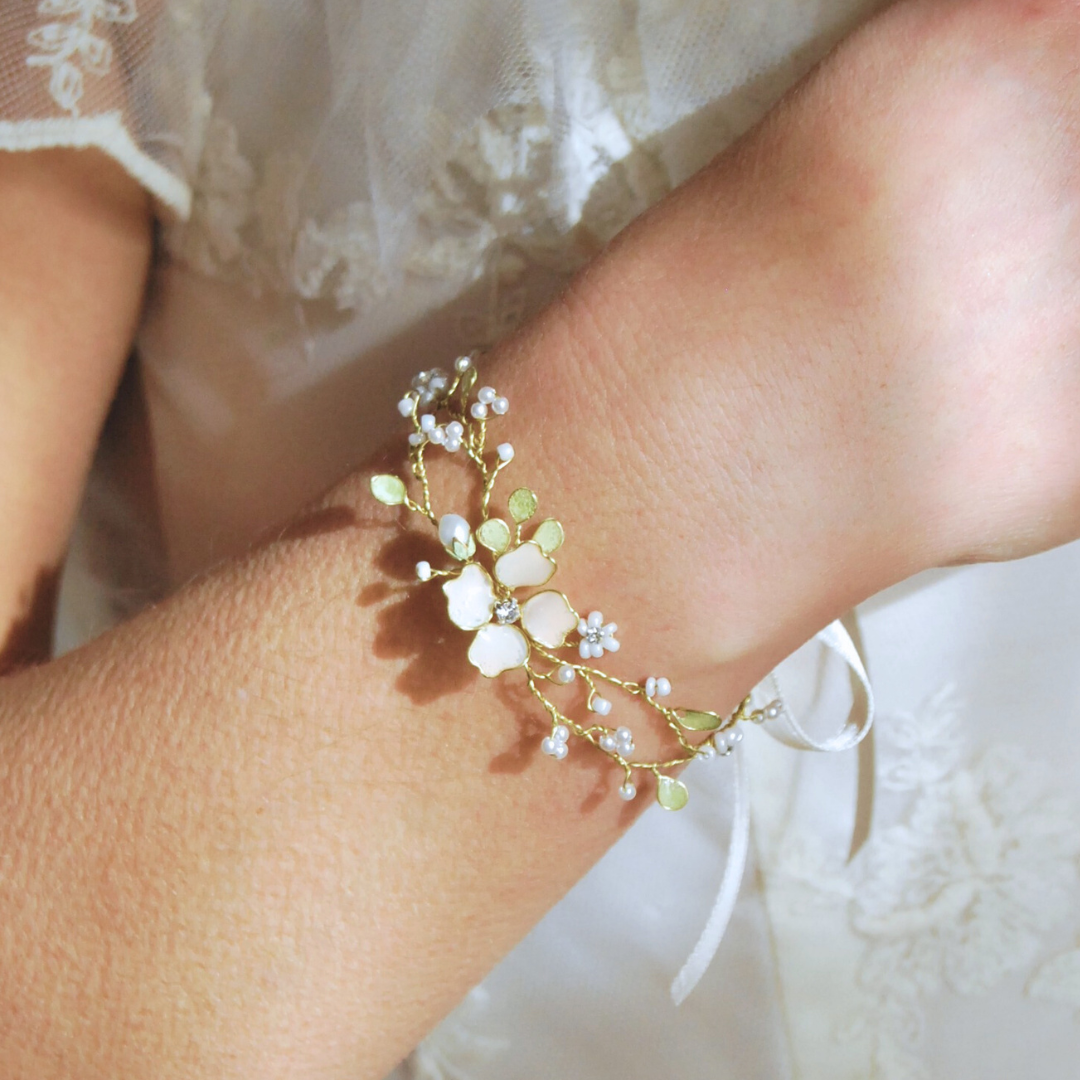 Bracciale da sposa Elibre realizzato a mano con perle e cristalli per un tocco elegante e luminoso.