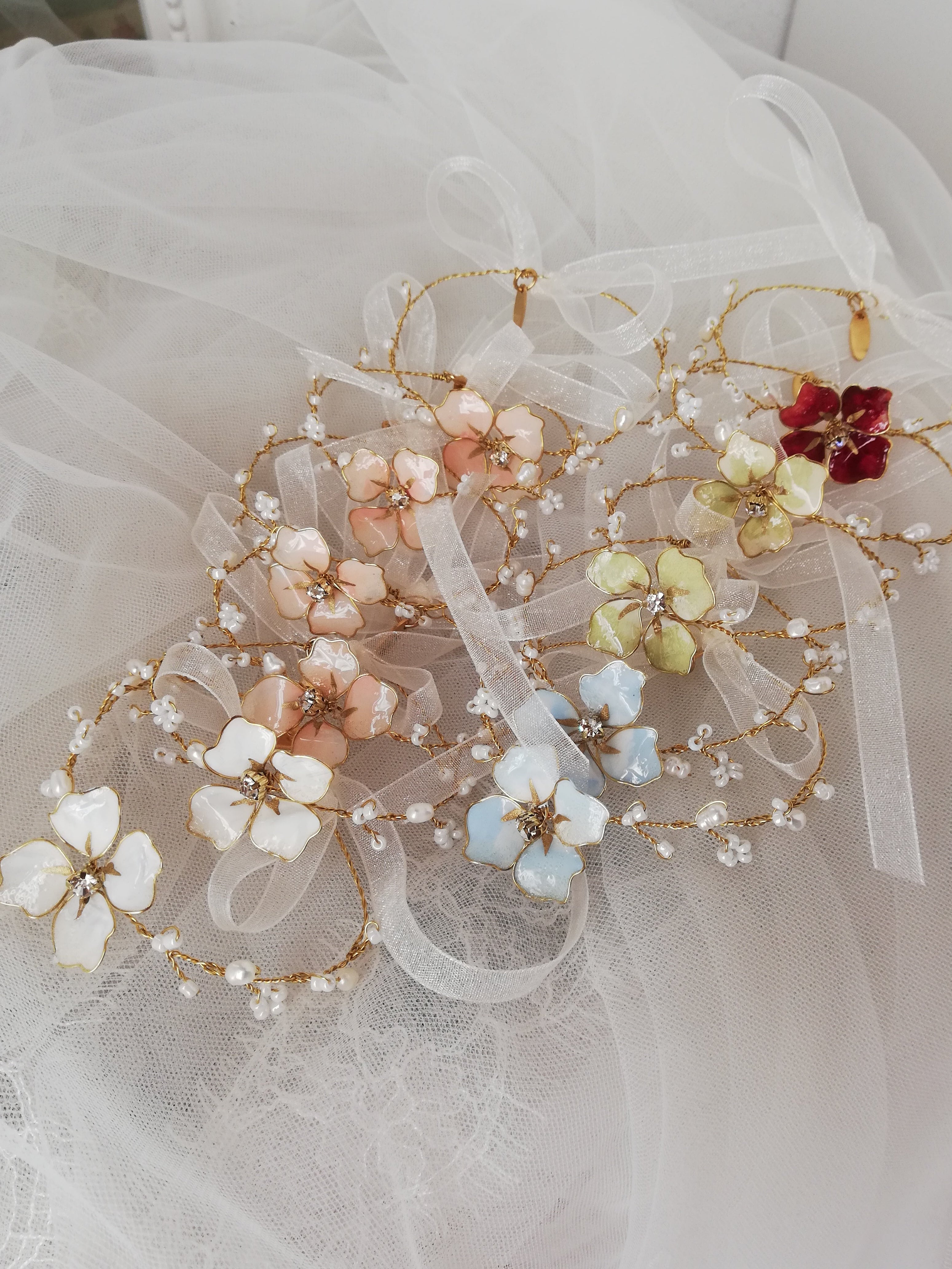 Bracciali per damigelle in diversi colori, personalizzabili e coordinati per un look armonioso e sofisticato.