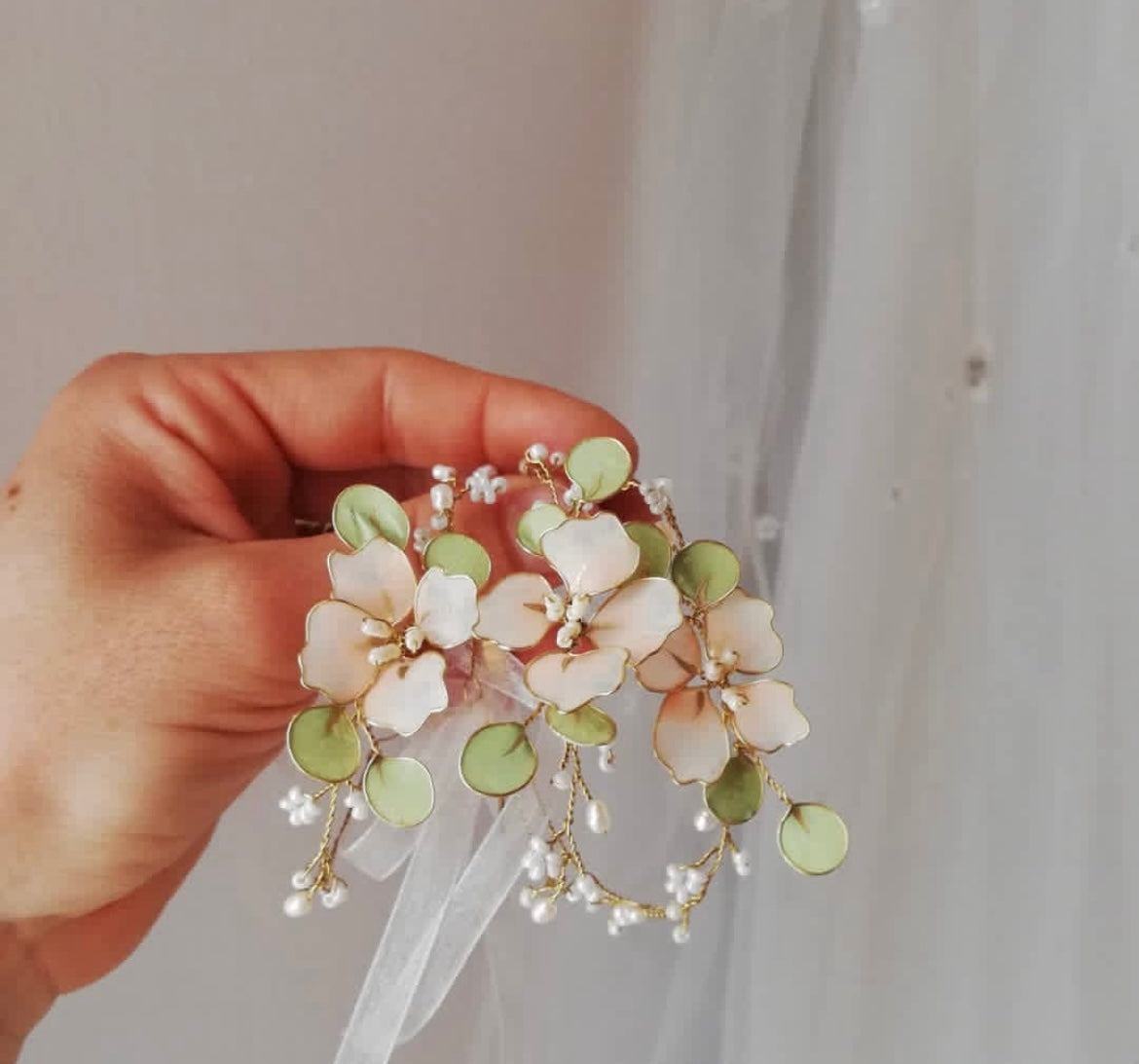 Bracciali da damigelle con fiori di ciliegio ed eucalipto, realizzati artigianalmente per un tocco naturale e raffinato.