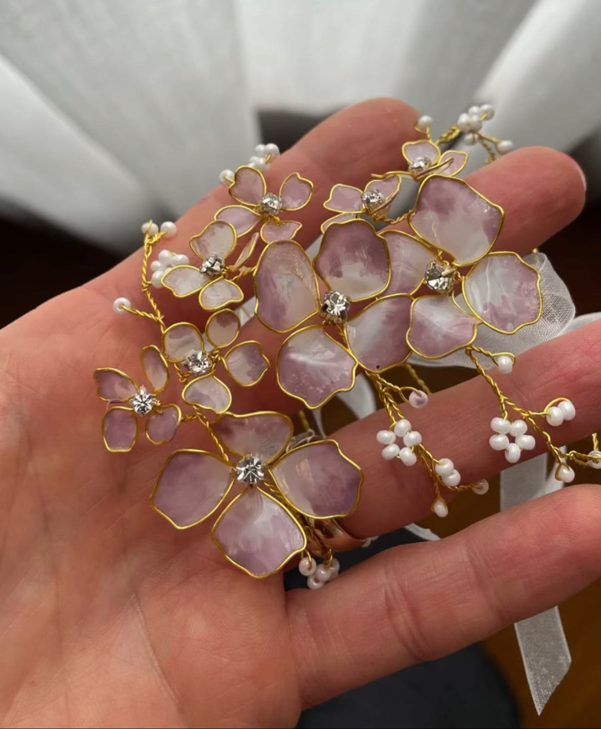 Bracciali personalizzati per damigelle in tonalità viola, con fiori delicati realizzati a mano.