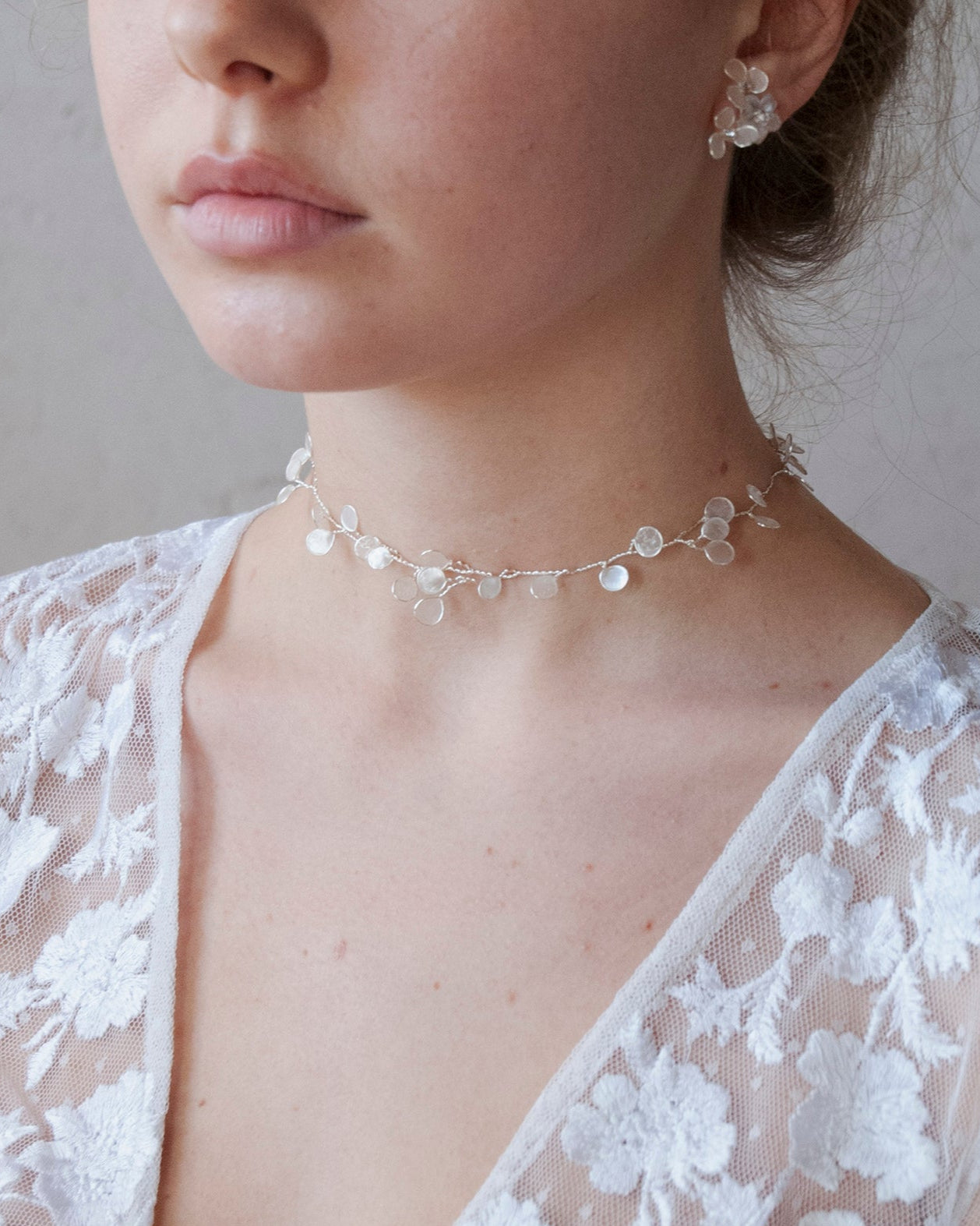 Accessorio da matrimonio: choker con Perla di Luna e design sofisticato.