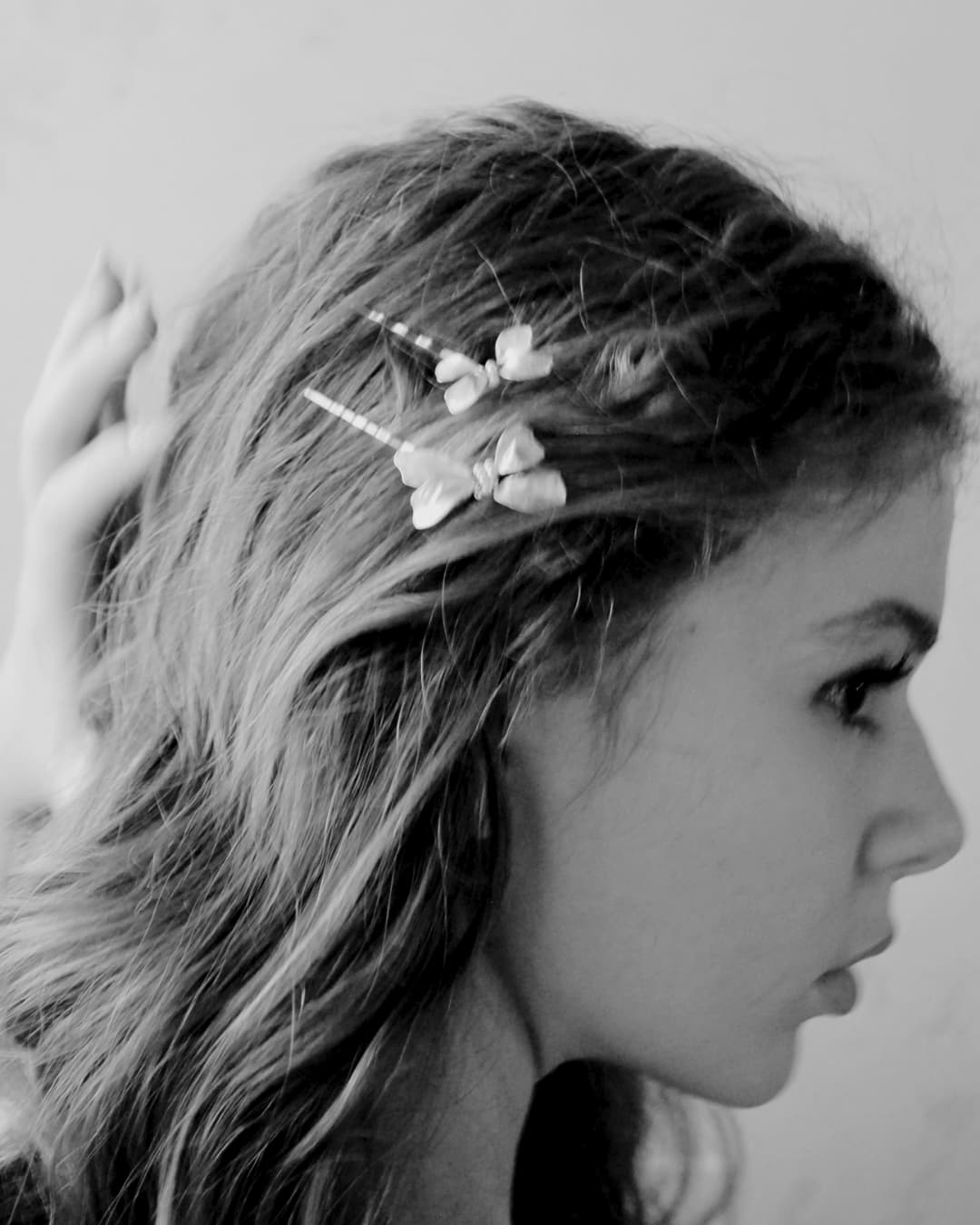 Dettaglio della lavorazione delle clip Gala in madreperla per acconciatura nuziale elegante.